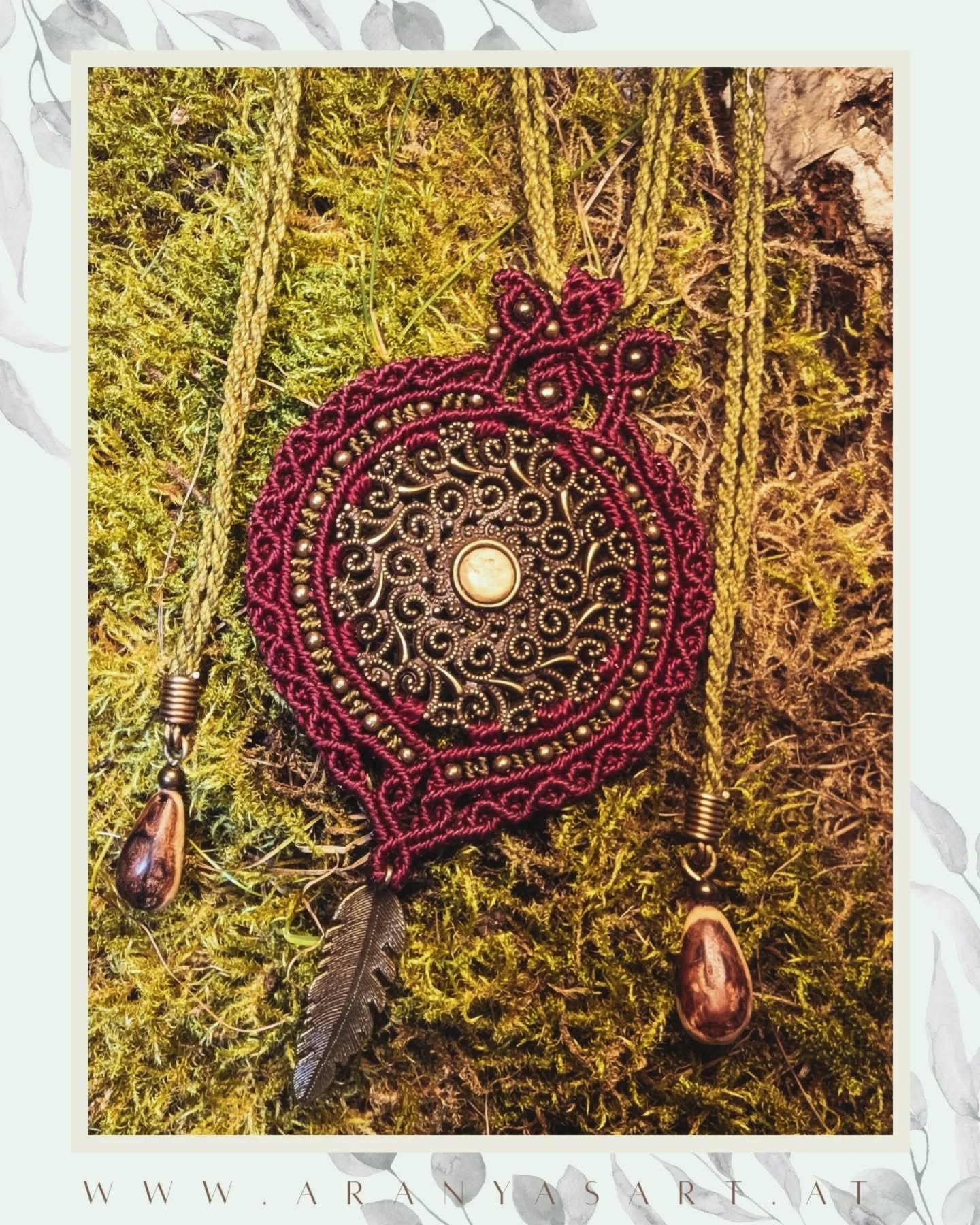 🌳🤎BETH Makramee trifft Baumperle🤎🌳
UNIKAT💫
Erinnerst Du Dich an die Baumperlen, die ich heute in meiner Story gezeigt habe? 🌳✨ Nun zeige ich Dir das Resultat 🤗
Darf ich vorstellen:
BETH – eine besondere Halskette, die die Essenz der Birke
✨keltischer Baum des Neubeginns✨ in sich trägt.
🌳Die Birke (Beth) ist ein Symbol für Licht, Freude und einen strahlenden Neuanfang. Die wunderschöne, einzigartige Baumperle im Mittelpunkt und an den Enden als Tropfen an dieser Makramee Kette sind wie kleine, kostbare Kapseln voller Lebenskraft.
🌿Sie erinnert daran, dass auch im Unvollkommenen und Wilden der Natur die größte Schönheit liegt.
Jeder Faden, jede Windung des Makramees, huldigt der zarten Stärke dieses Baumes.
❤️BETH ist nicht nur eine einfache Halskette, mit wunderschönen Mandala ornament, sie ist Dein persönliches Symbol für
✨Neubeginn
✨Magie des Waldes
✨Pure, Kraft der Natur
Wenn dir meine Arbeit gefällt, lass es mich gerne in den Kommentaren wissen 🫶🏼 ✨ 🌿
Bei Interesse gerne per PN
Beth und vieles mehr ist ab Morgen 29.10.2025
👉🏼 Shop Update 👈🏼 erhältlich 🤗
💌Herzliche Grüße
Katharina
@aranyasart
#AranyasArt #MakrameeSchmuck #Keltisch #Birke #Baumperle #Beth #NaturSchmuck #Neubeginn #Handgemacht #Birkenholz #makrameemandala #makrameehalskette #laakirchen #oberösterreich🇦🇹 #linhasitacord #baumperlenschmuck