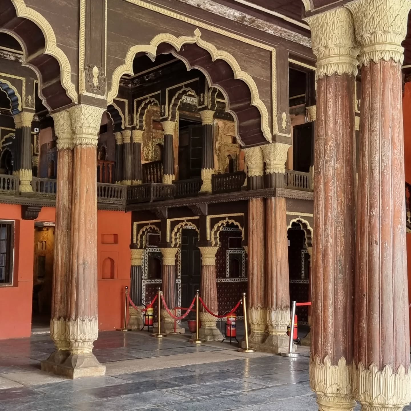 Tipu Sultan Summer Palace, Bangalore . A beautifully decorated timber building that reminded me of buildings in Uzbekistan
#tipusultan
#tipusummerpalace
#indianarchitecture
#indianculture❤️
#paintedceilings
#paintedwalls
#carvedtimbercolumn