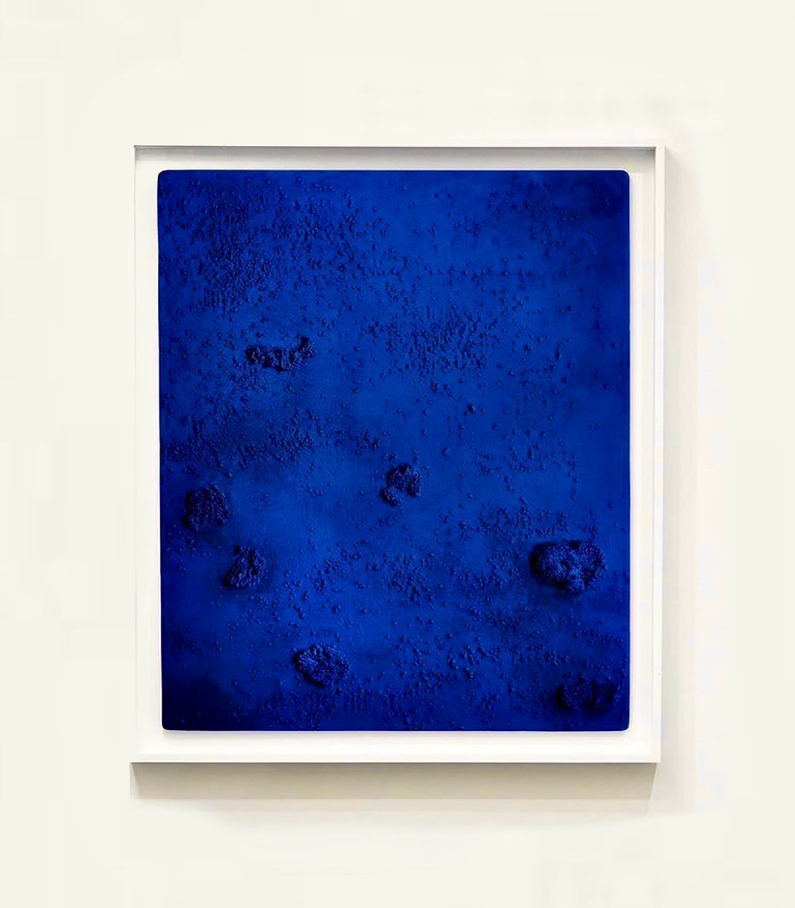 « Le bleu n’a pas de dimensions, il est hors de toutes dimensions. » – Yves Klein
En 1957, Yves Klein invente un pigment inédit : l’IKB, International Klein Blue, une variation du bleu outre-mer obtenu à partir du lapis-lazuli.
Ce bleu absolu devient sa signature — une couleur à la fois immatérielle et infinie, capable de traduire la lumière du sud, les paysages de la Côte d’Azur, et l’énergie du ciel méditerranéen.
Chez Lazuli Eyewear, ce même bleu inspire nos créations.
Il incarne la frontière floue entre art et nature, entre la pierre et la mer, entre la matière et l’émotion.
Chaque monture est une réinterprétation contemporaine de ce patrimoine chromatique, une ode à la lumière azuréenne, au soleil du midi, et à la profondeur du regard.
#YvesKlein #BleuOutremer #BleuLazuli #ArtEtMéditerranée #LazuliEyewear #RegardsdAzur #espritlazuli