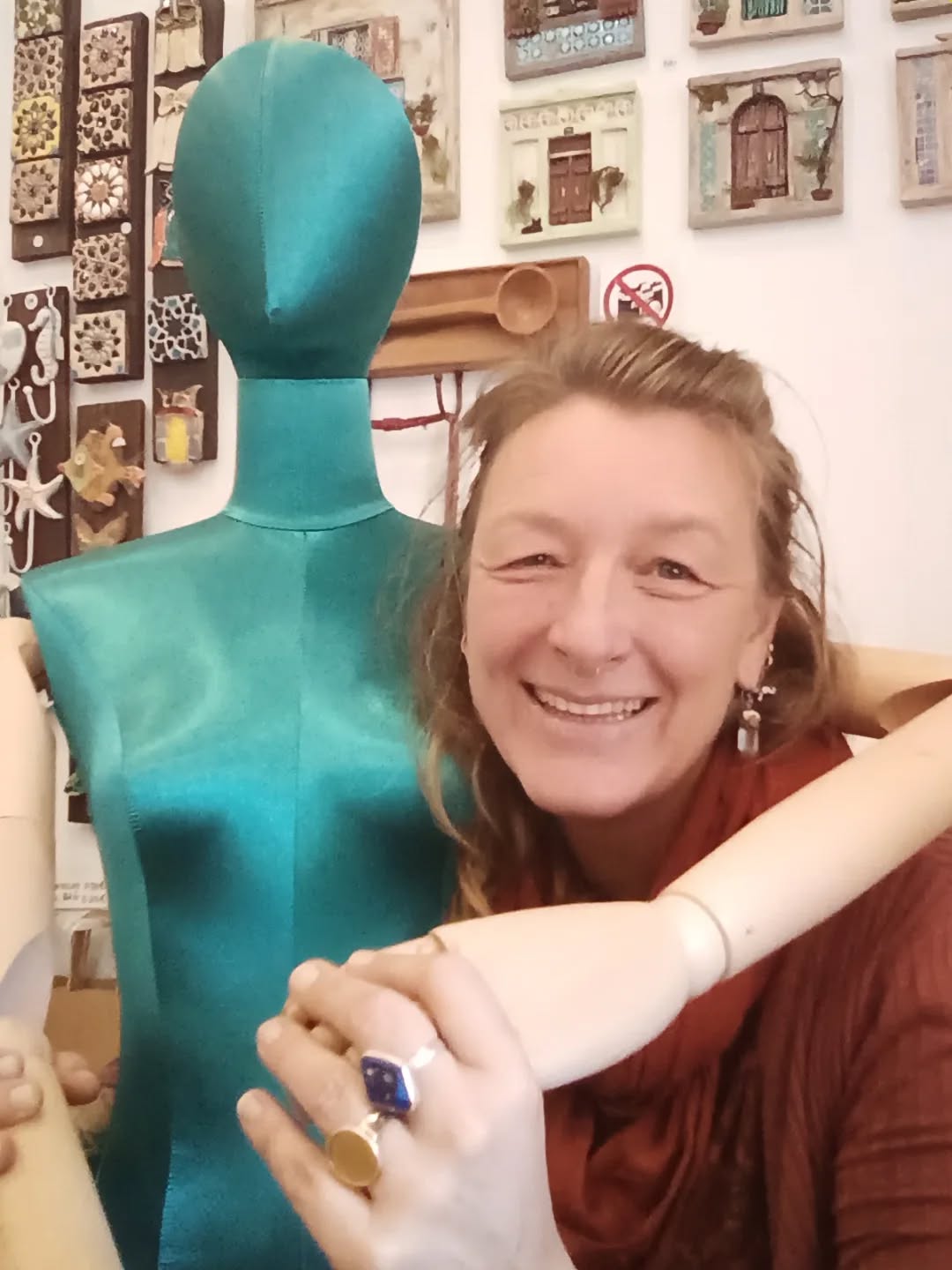 Whoop whoop!
Today i've received this lovely lady! She will be my new Atelier companion, modeling all of my lovely creations. Can't wait to get into adventure with her!
#manequin #manequindoll #companion #work #photos #expose #photoshoot #photomodel #atelier #sewing #sewingatelier #sewingstudio #tobecontinued #tobecontinuedconcept