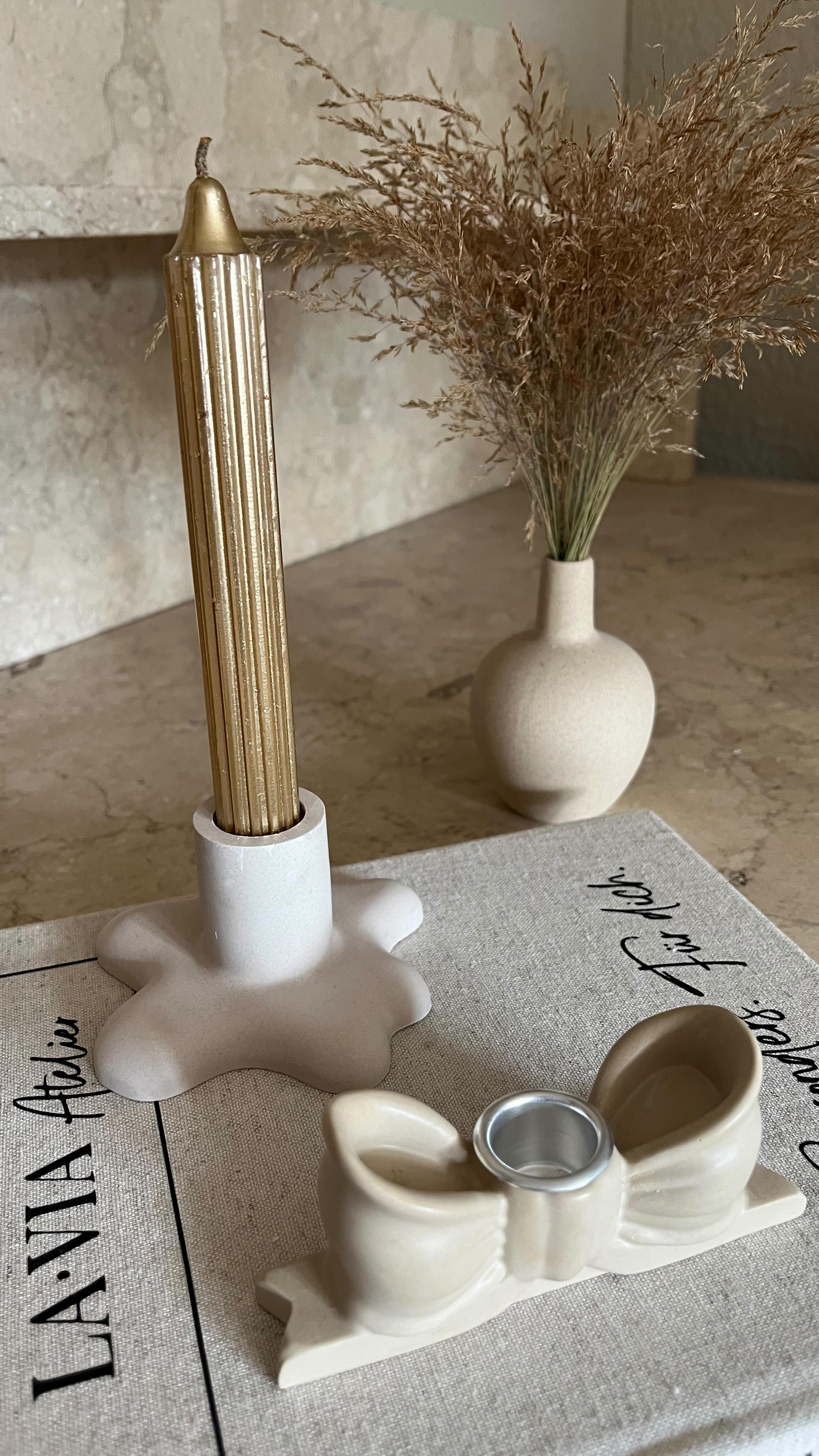 Neue Kerzenhalter, same energy ✨🫶🏻
👉🏻 jetzt im Shop entdecken.
#laviaatelier #lvatelier #besondersfürdich
#jesmonite #jesmonitedesign #jesmonitehomeware #handmade #homedecor #homedecorideas #homedecoration #deko #geschenkidee #handmadegifts #wohnaccessoires #interior #decorideas #kerzen #candles #kerzenhalter #newproduct