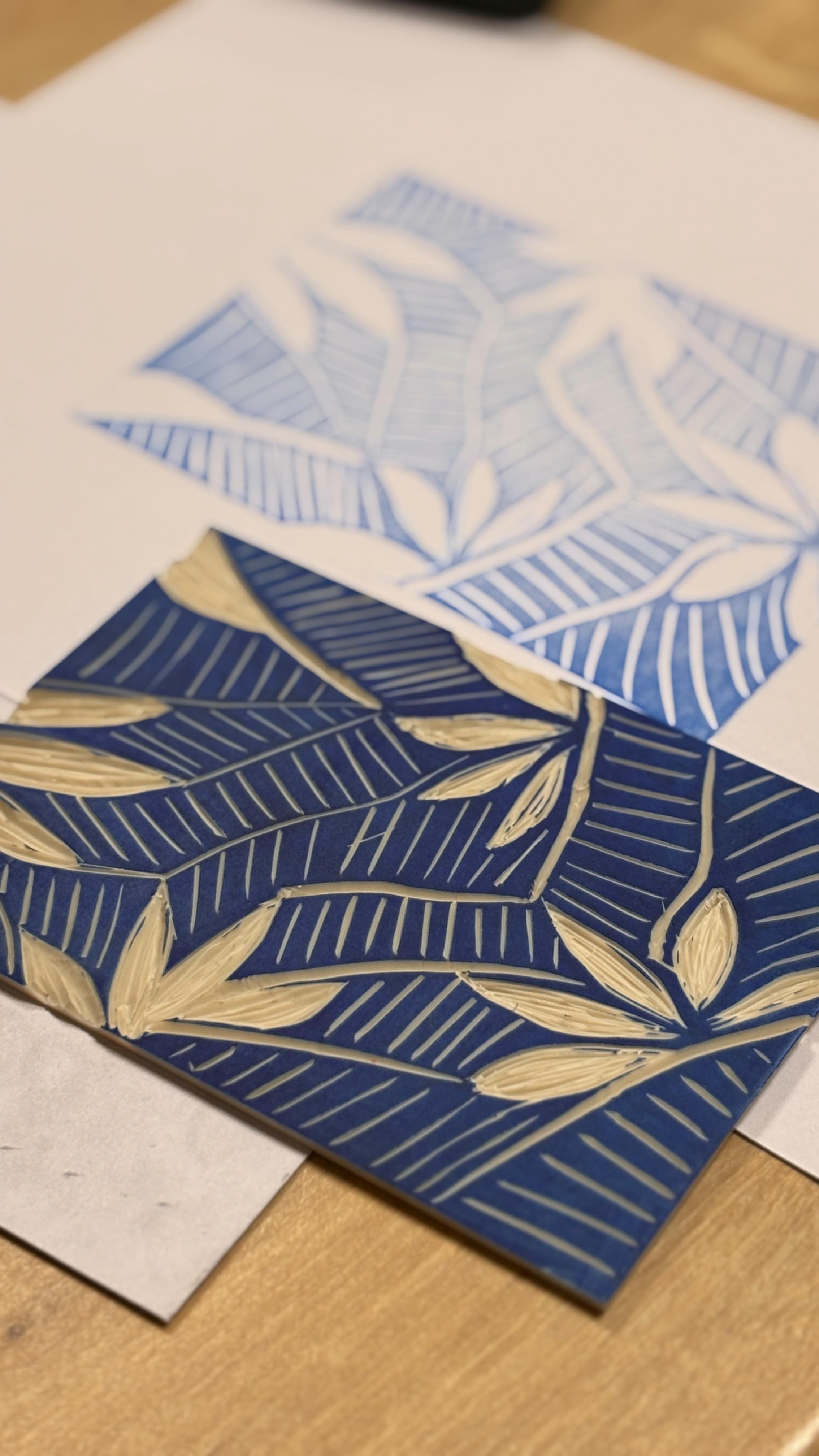 Cet après-midi, j’animais mon premier atelier linogravure chez @artephe_orleans ! Spoiler alert : j’ai a-do-ré ! Un super moment de joie, de partage, de découverte. Le bonheur de la couleur, le suspens du reveal, le plaisir d’être ensemble.
Une nouvelle preuve que fabriquer procure de la joie !
Bienvenue dans ma fabrique joyeuse 💙
#linocut #linogravure #ateliercreatif #ateliercréatif #atelierlinogravure #ateliergravure #handmade #printmakersofinstagram #linoldruck #linograbado #inkprintrepeat #linocutprint #printmaking #reliefprinting