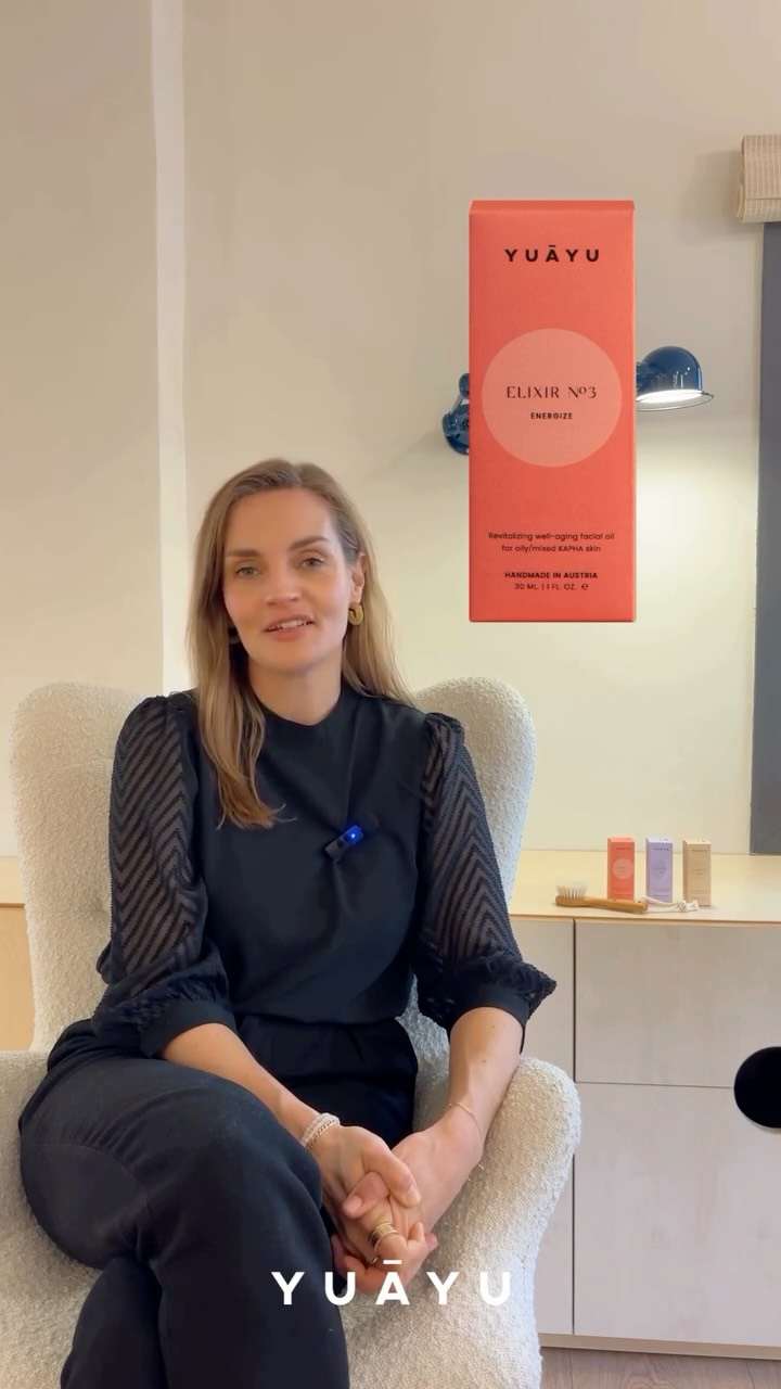 Deine Haut wirkt schnell ölig, neigt zu kleinen Unreinheiten, Unterlagerungen oder großen Poren? Manchmal fühlt sie sich grau oder fahl an, als würde ihr die Leichtigkeit fehlen?
Dann zeigt sich bei dir vermutlich ein Überschuss an Kapha.
Im Ayurveda steht Kapha für Erde und Wasser – nährend, stabil, aber in zu großer Menge auch träge.
Wenn diese Elemente überwiegen, braucht die Haut Aktivierung, Leichtigkeit und belebende Impulse.
🌿 Unser Elixir No. 3 bringt genau das: Leichte, ausgleichende Pflege mit Auszügen von Rosmarin und Vogelmiere, sowie Bakuchiol – einem natürlichen, ayurvedischen Wirkstoff, der die Haut regeneriert und den Zeichen der Hautalterung sanft entgegenwirkt.
Es verfeinert das Hautbild, wirkt antibakteriell und sorgt für Klarheit und Ausstrahlung – ohne zu beschweren.
Der belebende Duft nach Grapefruit sorgt für gute Laune. Ein paar Tropfen am Morgen genügen, um dein Kapha sanft in Bewegung zu bringen und deiner Haut wieder Balance und frischen Glow zu schenken. ✨
#yuayu #herbst #naturkosmetik #slowbeauty #skincare #ayurvedalifestyle #handmade