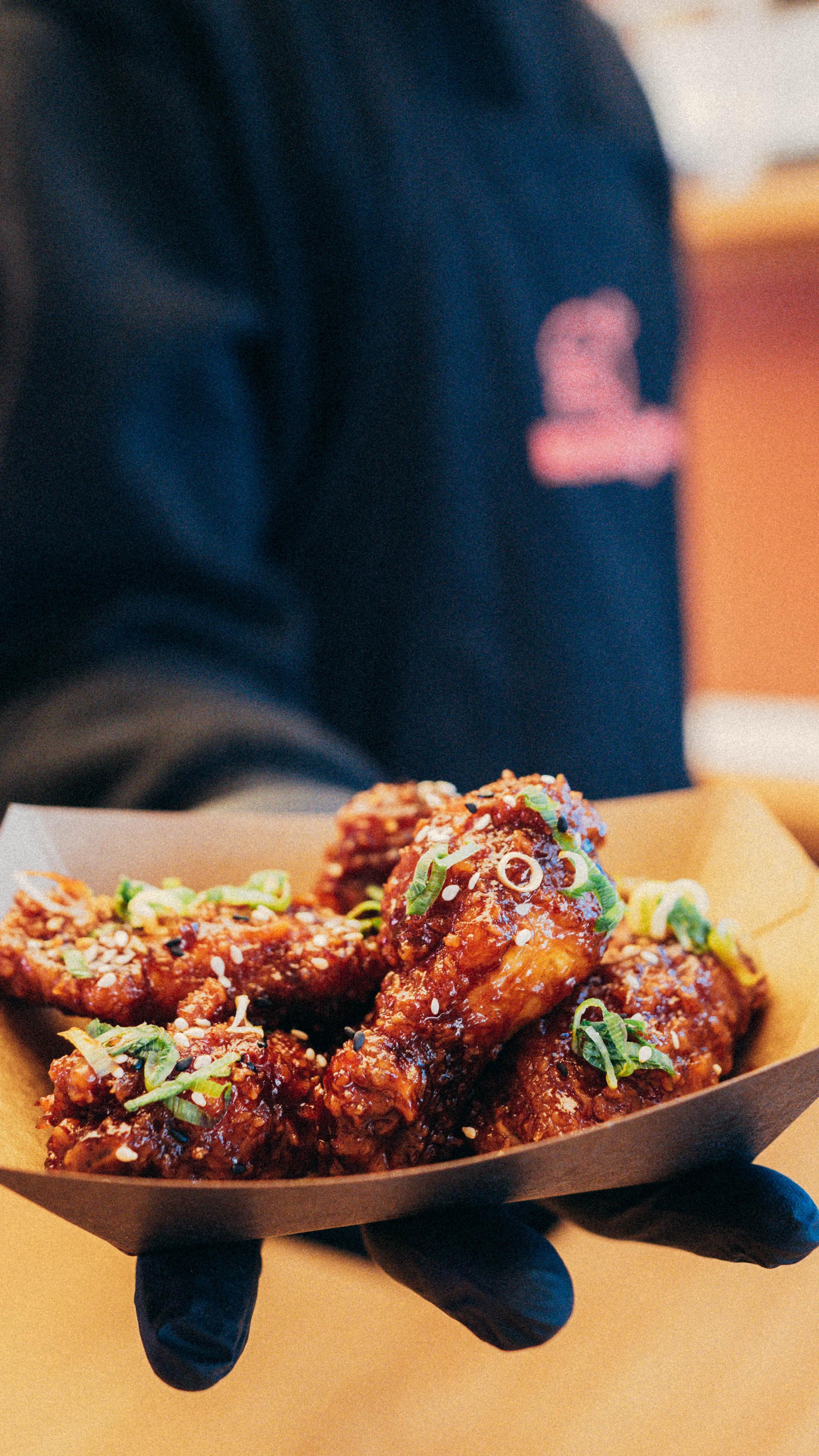 Il est temps de découvrir nos incontournables poulets frits. En wings ou en boneless vous n’allez y voir que du feu 🔥
À consommer sans modération, avec nos sauces : Garlic | Spicy | Honey🍗
#restaurant #paris #foodinparis #streetfoodinparis #parisfoodie #smashburger #bulgogi #kimchi #streetfood #koreanchicken #koreanfoods #pouletfrit #meokja #letseat #letsmeokja #bulgogiburger #chickenwings #boneless #bonelesschicken #trend