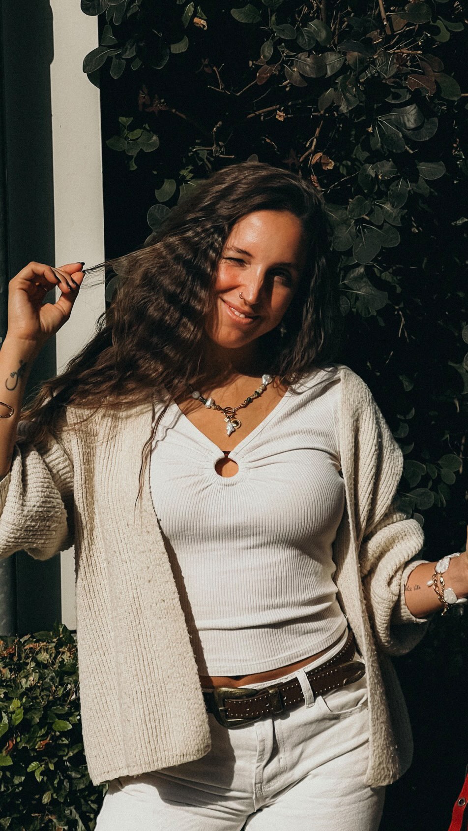 Manifestazione 2.0 😅
Nel video vi spiego come ho manifestato il mio trasloco in Sardegna attraverso la creazione del mio brand di gioielli ispirato all’isola 👀
Tutto questo per dire che la manifestazione funziona (perchè credetemi la situazione a inizio anno non sembrava dare frutti positivi) mentre dopo che ho lanciato il mio brand tutto ispirato alla Sardegna (che amo) e che mi sono comportata come se già sapessi di dover trasferirmi li, la buona notizia è arrivata: tra 2 settimane mi trasferisco nella mia isola del cuore 🤍
Non vedo l’ora di creare molti contenuti li e tanti bei gioielli per voi!
Seguimi @maremusajewels per scoprire dove arriverà il mio brand 🫶🏻
#manifestazione #leggedellattrazione #brandgioielli #explorepage #fyyp