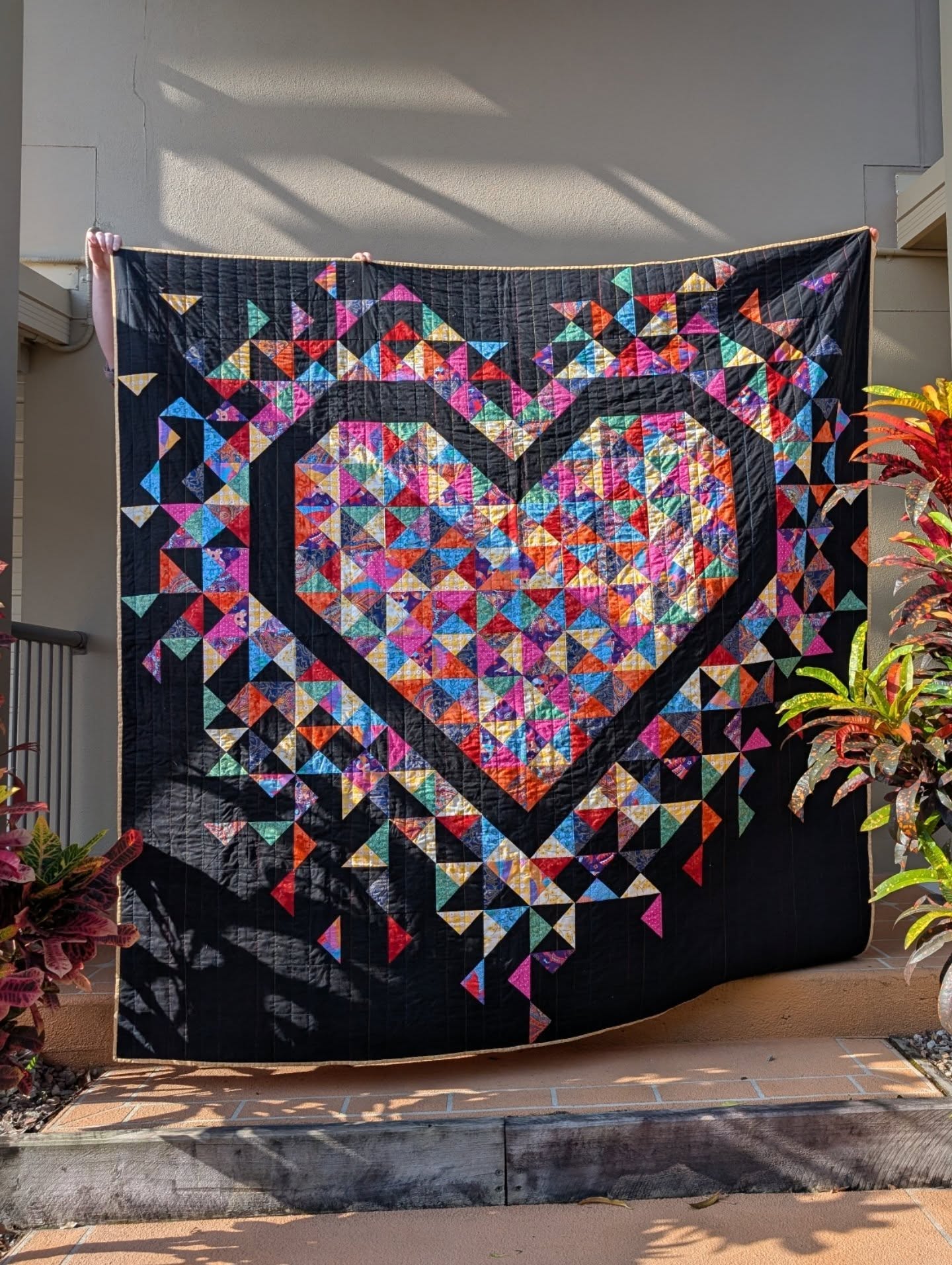 Happy Sunday! Just wanted to brighten your feeds today with some *nicer* photos of this rainbow Exploding Hearts quilt ❤️🌈 it is now on its way to the recipient.
I have had the BEST time creating this quilt. Quilts with a dark background create such a stunning effect. And I absolutely love how the fabrics worked together. Made with so much love. 🫶🏾
Fabrics: rainbow fabric pull from the stash
Pattern: slightly upsized Exploding Hearts by @sliceofpiquilts
Pieced and Quilted by me 🥰