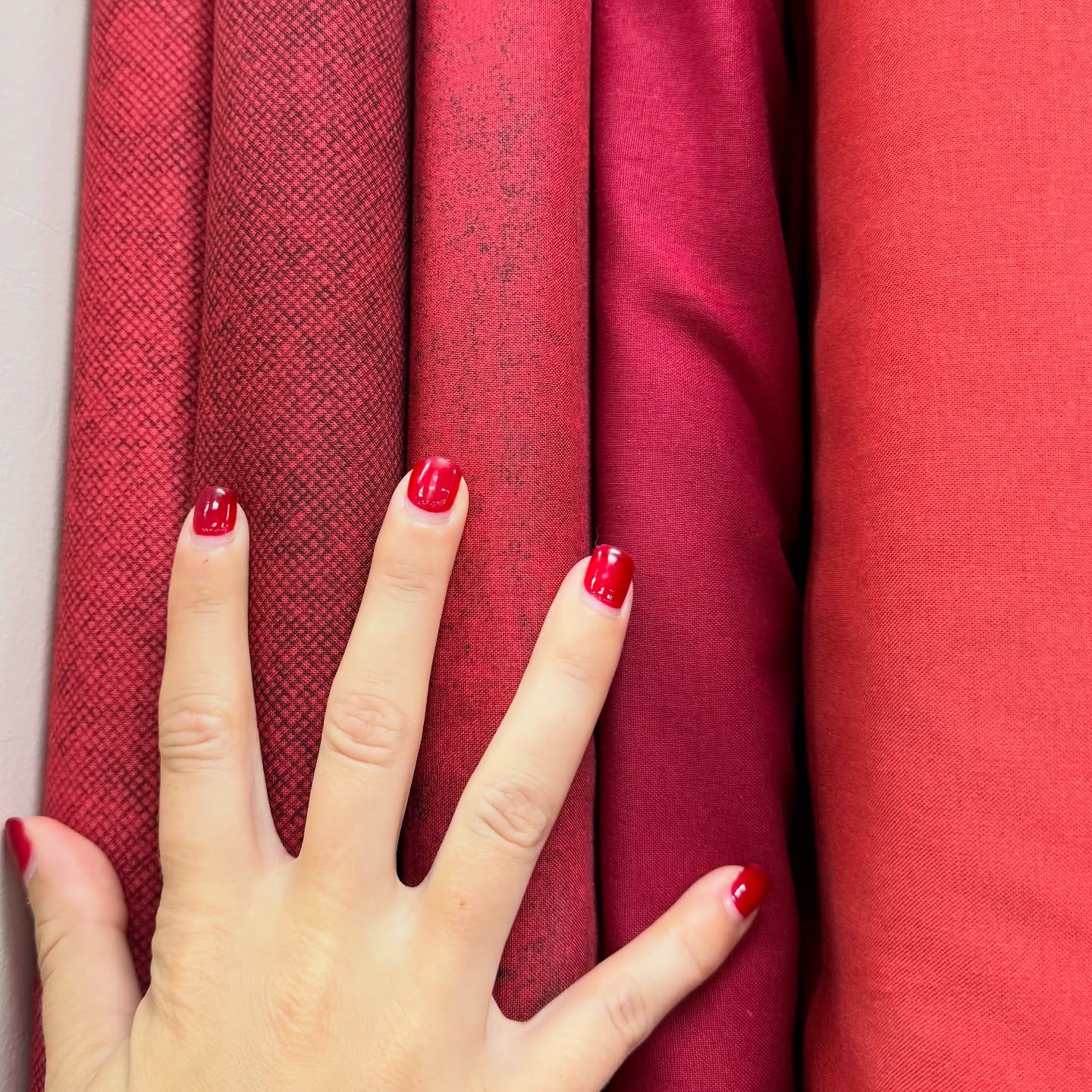 I took someone to the fabric store to chose a color, and her nails matched perfectly. ♥️ #burgandyquilt #weddingquilt