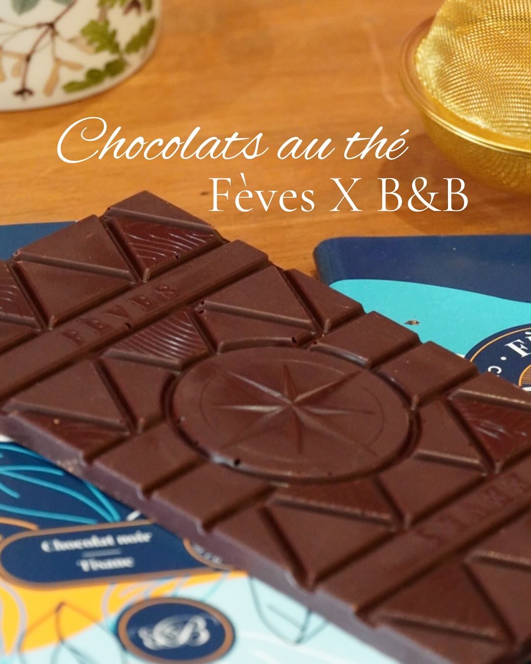 🍫✨ Vous connaissez le chocolat au thé ?
À Tours et Notre-Dame-d’Oé, les fabuleux chocolatiers @chocolaterie.feves 🫘, artisans bean to bar, ont créé trois tablettes exclusives pour ma boutique 💫
Sur une base de chocolat noir racé (65 % et 70 %), ils ont marié mes thés et infusions avec une créativité exquise :
🍂 Thé fumé pour les amateurs de caractère,
🌱 Tisane “Bouquet de Manon” (réglisse, menthe, citron) pour une fraîcheur vive et végétale,
🌾 Sobacha (graines de sarrasin torréfiées) pour une touche crunchy et torréfiée irrésistible !
Une rencontre sensorielle entre le thé, l’infusion et le cacao, signée par des artisans passionnés et inspirants ✨
Vous craquerez pour quelle tablette ? 🍫✨❤️
#betjemanandbarton #betjemanbartontours #feveschocolat #beantobar #tourscity #theetchocolat #artisanslocaux #sobacha #tisane #thefumé #gourmandiseauthentique #tealovers #epiceriefine #cacaopassion #chocolatartisanaltours