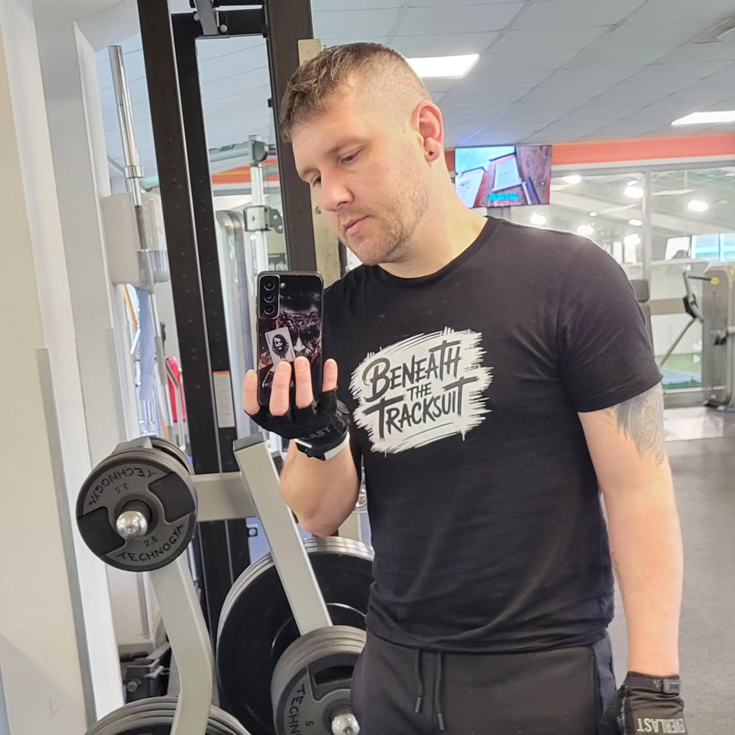 It's better than nothing, better than nothing, better than nothing.....
That was my recurring thoughts as I trained today. Really really feeling muscle fatigue, my left arm just wasn't working.
But!!!! That's two Mondays in the gym in a row and I managed to something, so I'll try and grab that positive.
Doing little is better than doing nothing 🎗🧡
#multiplesclerosis #MSawareness #mswarrior #inthistogether #beneaththetracksuit