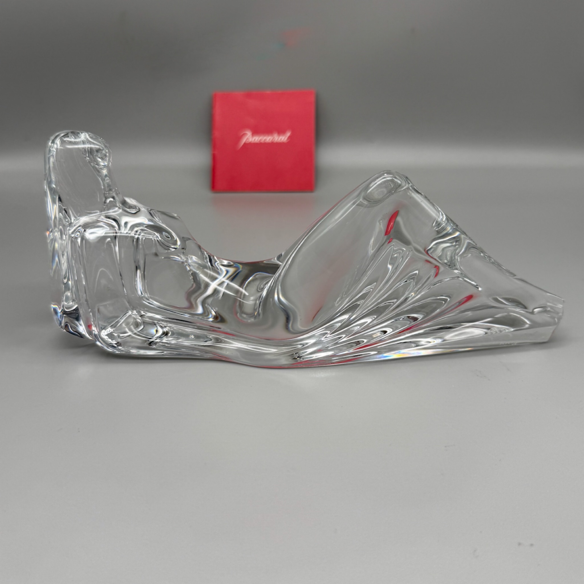 Baccarat sculpture en cristal représentant une femme allongée, modèle crée par le sculpteur Robert Rigo pour la cristallerie.
Longueur :21 cm
Hauteur : 9,5 cm
Poids : 1kg032
Bel état, belle brillance , signée sur Baccarat et R.Rigot à la base et cachet de la cristallerie au revers .
Très jolie pièce décorative .
Le sculpteur Robert Rigot était conseiller artistique chez Baccarat de 1966 à 1996 et à crée de nombreuses œuvres pour la cristallerie.
🛒 prix et disponibilité dans la boutique en ligne.
#cristal #baccarat #robertrigot #sculpteur #sculpture #objetdeco #decorationinterieure #femme #women #decoration #misslittlebottle