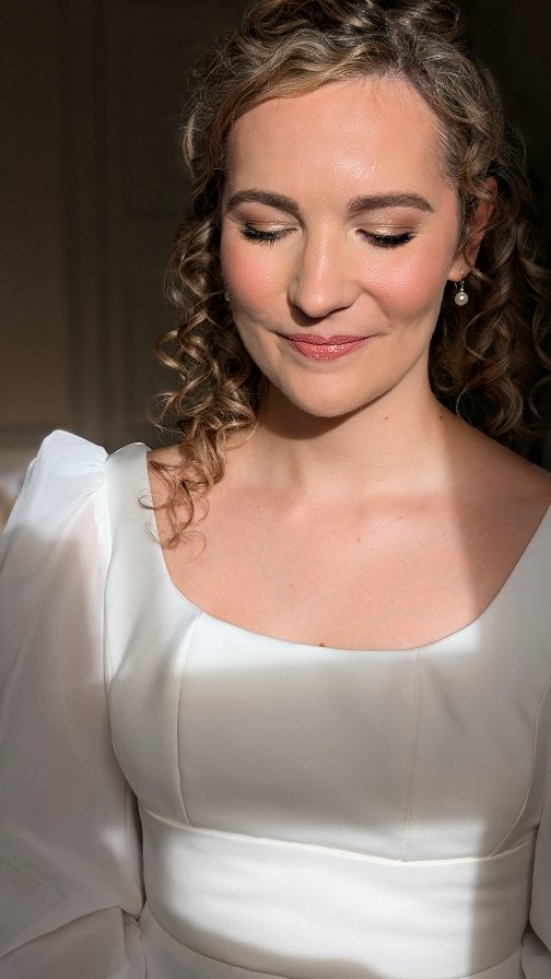 Just the most stunning day on Wednesday at @prestwoldhall for Catherine's wedding. How amazing does she look!!!
Flowers @fleuronfleur
Dress @maisiedarlingbridal
Photographer @samanthaalicephotography
#bridalartist #weddinghairandmakeup #bridalmua #bridalhairstylist #bridalmakeupartist #bridalbeautyartist #weddingmua #bridalspecialist #bridemakeup #weddingmakeup #bridalmua #bridalglowup #bridalmakeupartist #weddingdaymakeup #bridalface #naturalbridalmakeup #glambride #bridallips