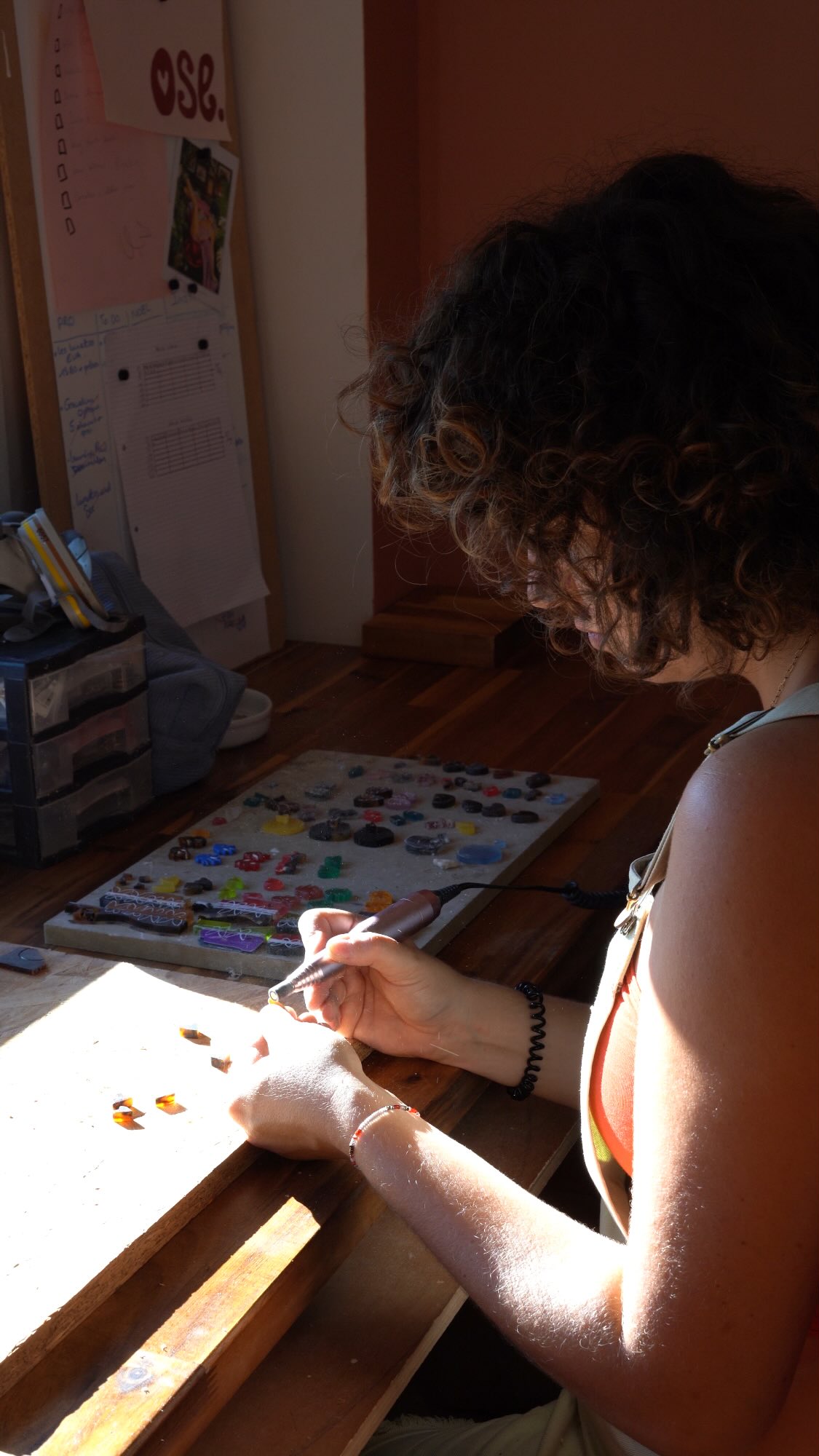 J’ai la chance de travailler avec ces artisans lunetiers français et de faire en sorte de réduire les déchets de la lunetterie ! ♻️
Abonne toi si tu veux connaître les marques de lunettes françaises qui recyclent leurs chutes ! ❤️