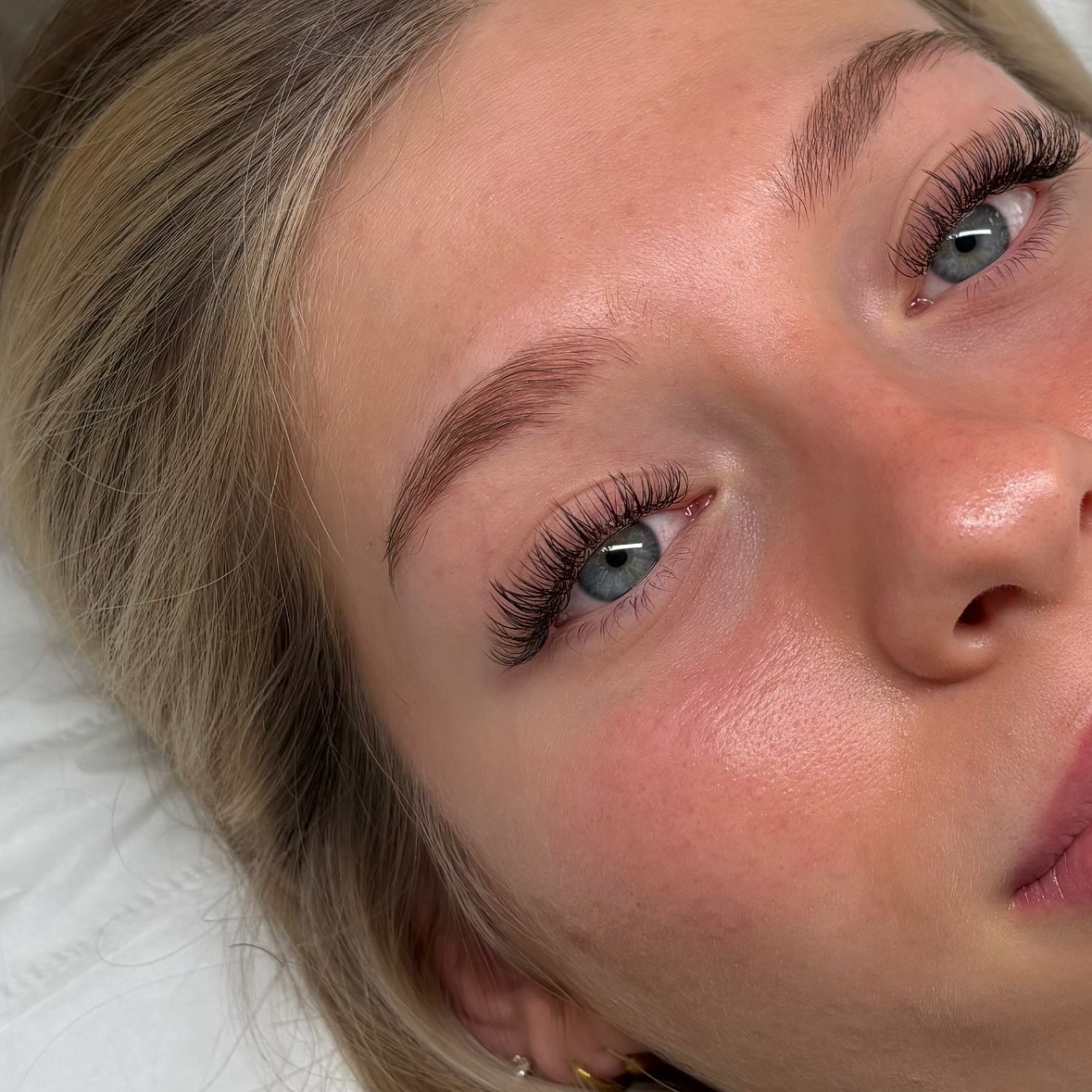 1:1 Wimpernverlängerung für einen natürlichen und frischen Look 🌸❤️ gezaubert von Marie & Sonja