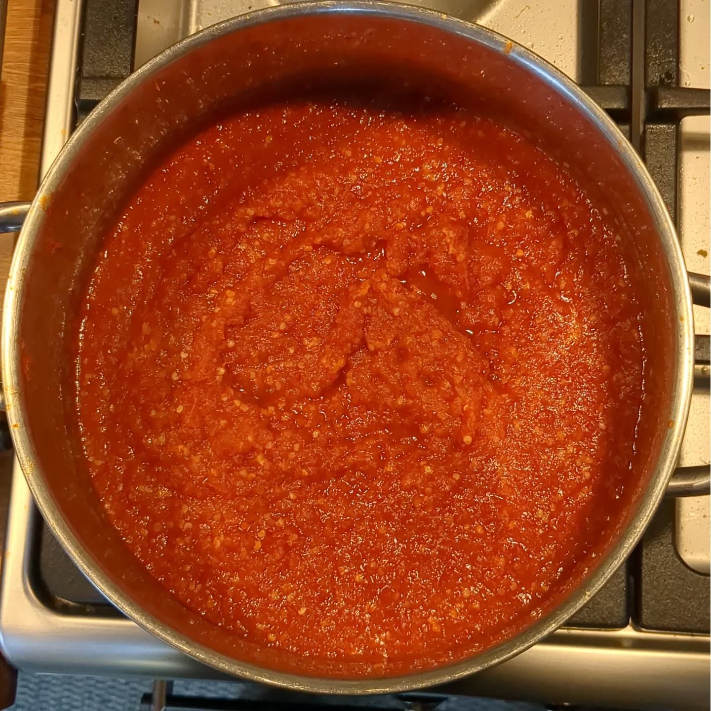 You got it Donna. Fermented chilli, garlic and onion with roasted tomatoes, cider vinegar and a bit of sugar. Hot stuff from the Pantry Fields kitchen. It is clearing my sinuses too...
#hotsauce
#fermentedchillisauce
#chillisecurity
#selfreliance