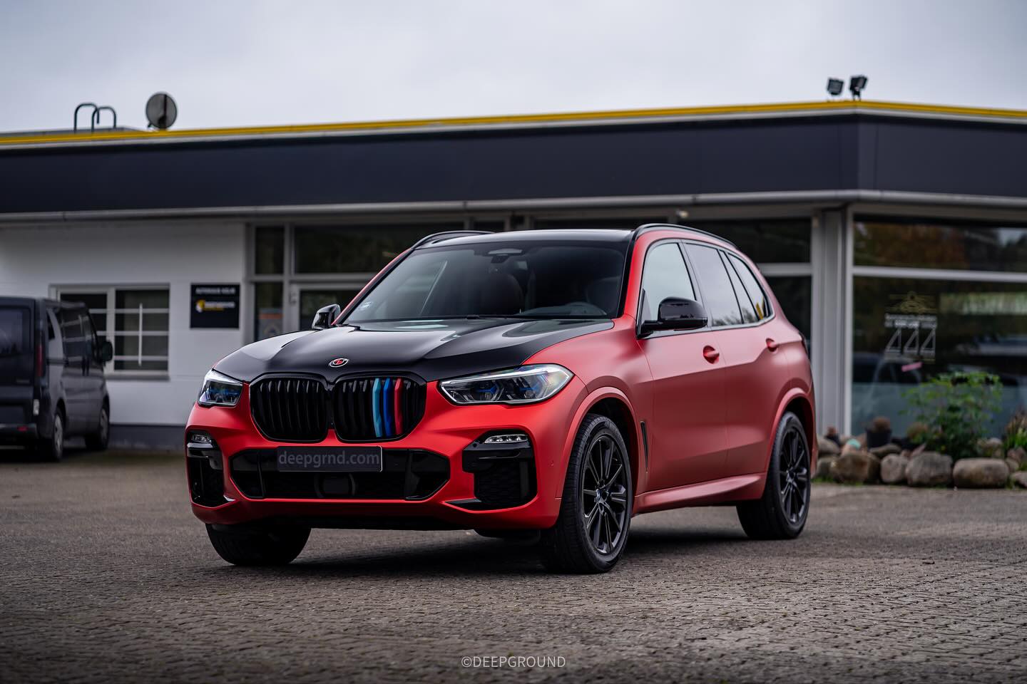 Dieser BMW X5 hat eine Vollfolierung in Matt Anodized Red bekommen und zusätzlich gab es auf Wunsch schwarze Akzente. Ursprünglich war dieser X5 weiß.
Danke für den Auftrag! 😋
___________________________________________________ #deepground #bmw #bmwlife #wrapped #bmwgram #bmwclub #bmwnation #red #clean #carporn #cars #style #car #picture #carlife #wrappedworld #platiniumwrappingfilm #wrappedcars #bmwx #bmwx5 #bmwx5m #insta #instagood #follow #picoftheday