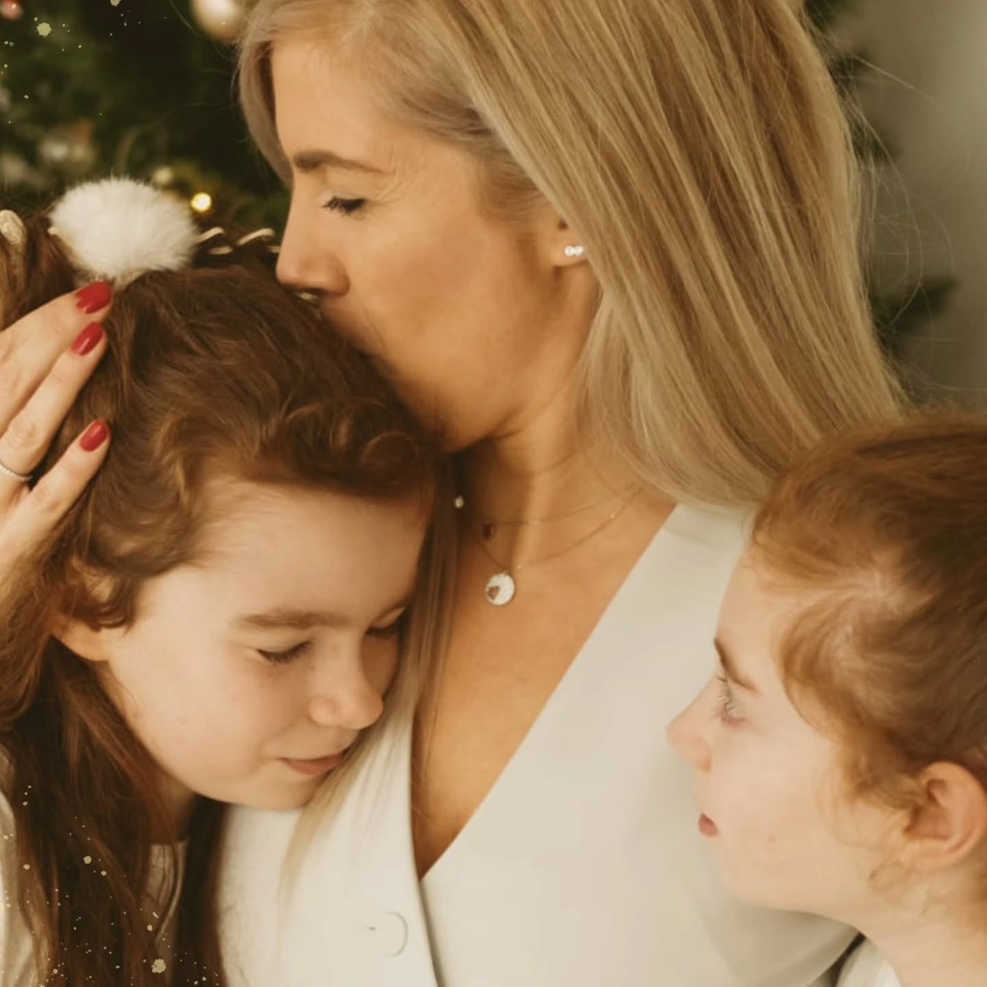 Elas serão sempre a minha escolha.
Não apenas no agora, mas em tudo o que semeio para o futuro.
As minhas decisões nascem também da visão de um caminho que as sustente, que as inspire, que as ensine a escolher-se com Amor.
Cada escolha que faço é, no fundo, por nós.
Pela linhagem que me antecede,
pela que nelas floresce.
Sou mãe de duas meninas que me lembram, todos os dias, que o Amor é a herança mais preciosa que posso deixar.
Com Amor, 🩷 🩵
Lisa Bompastor
📸 @soulcreations_studio