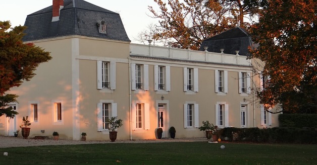 Château Dauphiné Rondillon
Château Dauphiné Rondillon appartiene alla famiglia Darriet da numerosi secoli ed è una delle proprietà più affascinanti della denominazione Loupiac. La tenuta beneficia dell’esperienza di Philippe Darriet, rinomato professore e ricercatore in Enologia a Bordeaux, considerato uno dei pionieri nella scoperta degli aromi dei vini muffati e responsabile della creazione annuale di millesimi sublimi e longevi. Fino agli anni ’50, i vini dolci di Château Dauphiné Rondillon erano così rinomati da avere lo stesso prezzo delle bottiglie di Château Pétrus, testimoniando l’eccezionale fama e prestigio dell’epoca.
Il vino di punta della proprietà, che porta il nome dell’azienda, è realizzato con le vigne più giovani e
si distingue per intensi profumi di mandorla, albicocca disidratata, agrumi canditi e liquirizia,
offrendo un’esperienza aromatica elegante e raffinata.
L’ABUSO DI ALCOL È PERICOLOSO PER LA SALUTE, CONSUMARE CON MODERAZIONE.
#vino #vinfrancais #frenchwine #vinoitalia #degustazione #finewine #amoredivino #wineexperience #vinsdefrance #luxurylifestyle