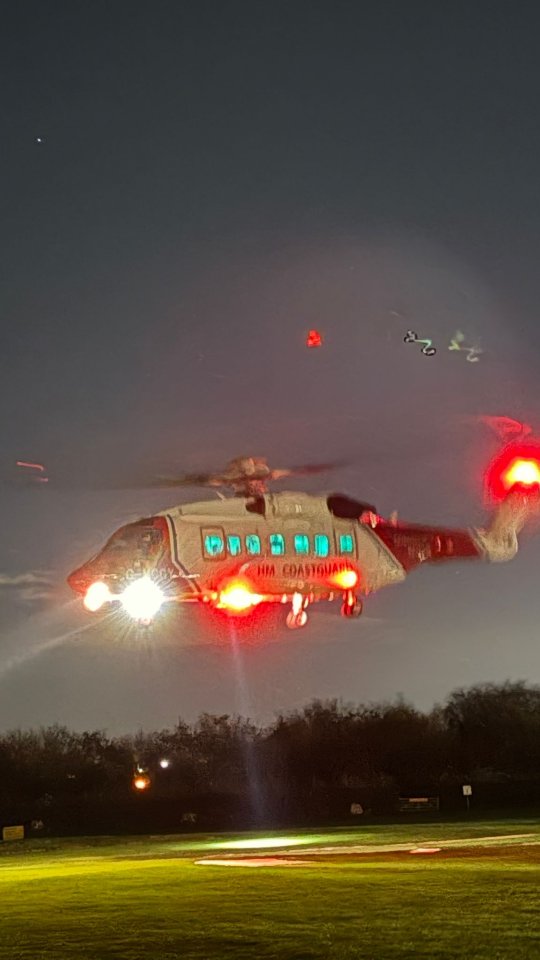 Last night, our team jumped into action to support @hm_coastgaurduk SRG912 on tasking. 🔴⚪️
📹 @dandan.heliman
#s92 #sikorskyhelicopters #sikorsky #sikorskys92 #helibus #Coastguard #generalaviationlovers #heli #searchandrescue #hmcoastguard