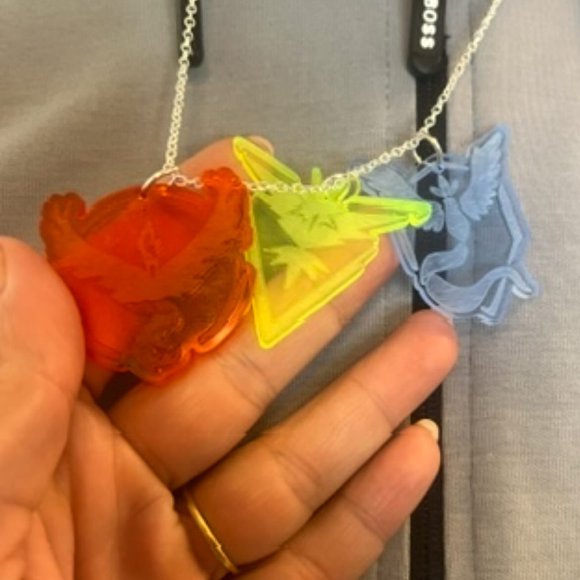 Smykkeværksted for de unge👏
Der er totalt gang i lasercutteren, fordi de unge mennesker har opdaget, at man kan designe LIGE DET, som man går og drømmer om.
Her er der eksempler på produktioner som er lavet af både drenge og piger. Vi har lavet meget i 2 mm plexiglas, men nu skal vi også til at eksperimentere med forskellige træsorter i 2 mm👏💪🏻
#kreativmedteknologier #lasercut #smykker #design #ungdomshold #plexiglas #unik