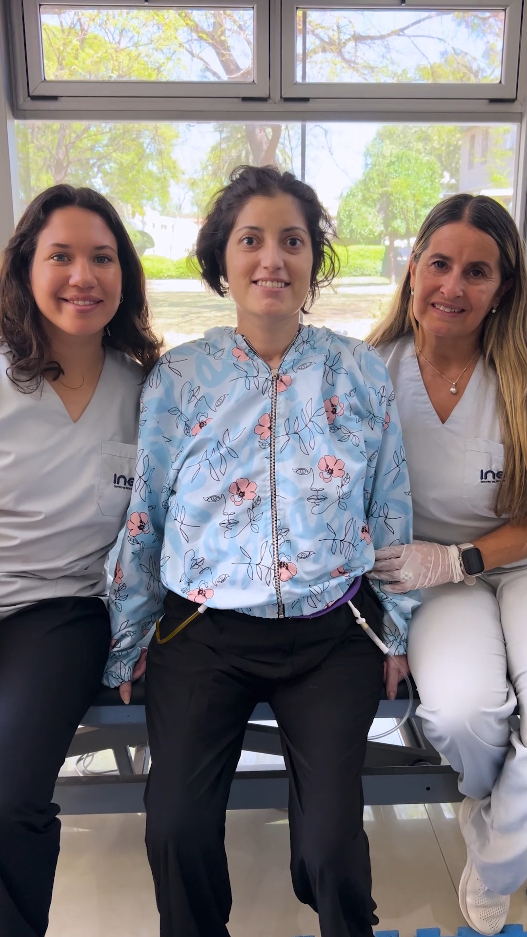 🧠 29 de octubre | Día Mundial del Accidente Cerebrovascular (ACV)
Un ACV no solo impacta en el cerebro: transforma la forma en que una persona siente, percibe y se mueve en el mundo.
En INER entendemos que la rehabilitación va mucho más allá de recuperar funciones. Es un proceso de reencuentro con el propio cuerpo, donde cada movimiento, cada experiencia y cada aprendizaje ayudan al cerebro a crear nuevas conexiones.
A través de la neuroplasticidad, el cerebro tiene la increíble capacidad de reorganizarse y adaptarse. Pero para lograrlo, la participación activa del paciente y el acompañamiento de su familia son fundamentales.
Por eso, trabajamos desde el primer momento con ambos, guiándolos en este camino de reconexión, confianza y redescubrimiento.
#DiaMundialDelACV #Neurorehabilitación #Neuroplasticidad #RehabilitaciónIntegral #INER
