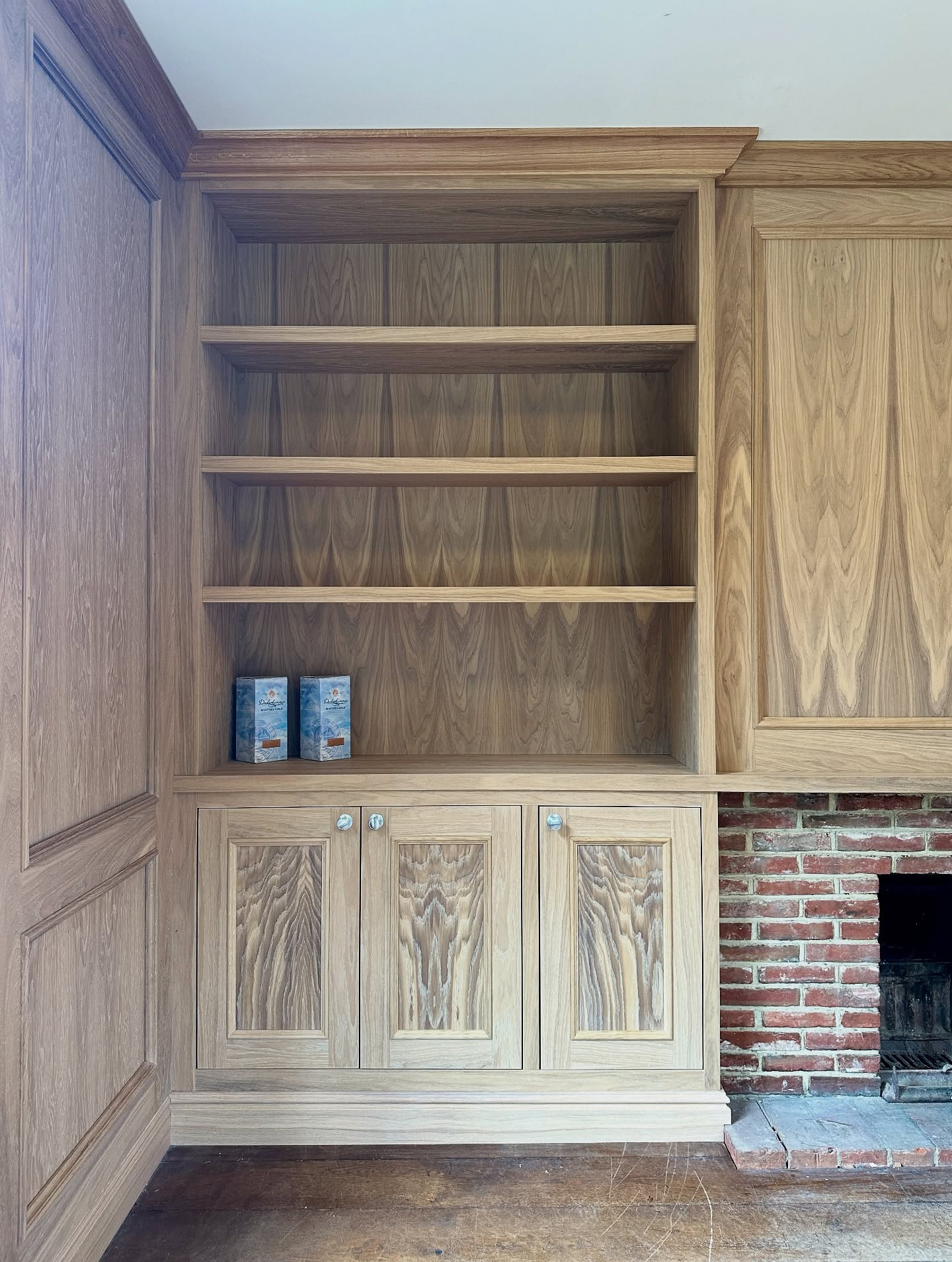 The other half of our bespoke alcove units, crafted in beautiful oak to perfectly complement the space. We also created a full room of oak panelling to complete the look. More pictures coming soon.
#oak #bespoke #design #interiors #decor