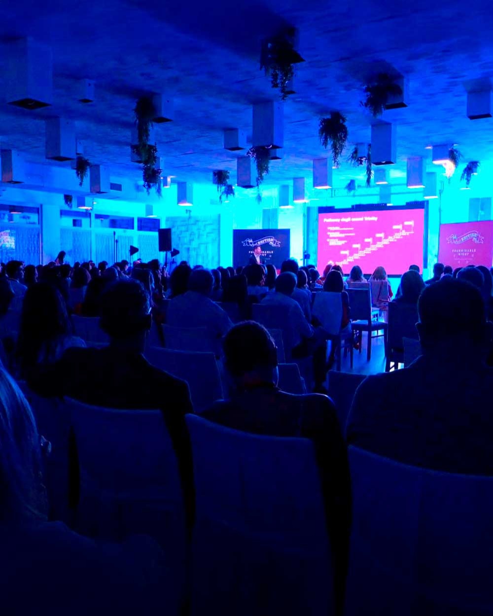 I servizi fotografici che realizziamo in occasione degli eventi aziendali sono sempre il racconto migliore di un momento importante. Ecco perché la scuola di lingue di Bitonto, Just British, ci ha affidato il servizio fotografico ufficiale della sua Fourmidable Night: l’evento che ha unito tutto lo staff, i teachers e gli altri professionisti della formazione provenienti da tutta la Puglia e Basilicata.
Un evento aziendale ti aiuta a rinforzare la tua immagine e la rete di relazioni di chi lavora con te, un servizio fotografico dedicato rende tutto questo indimenticabile.
Scopri di più su creativeintelligence.it
#webagency #agenziadicomunicazione #scuoladilingue #studiareinpuglia #serviziofotografico #eventoaziendale #bari #bitonto #fotografo @_just_british_ PH @veneziano_andrea