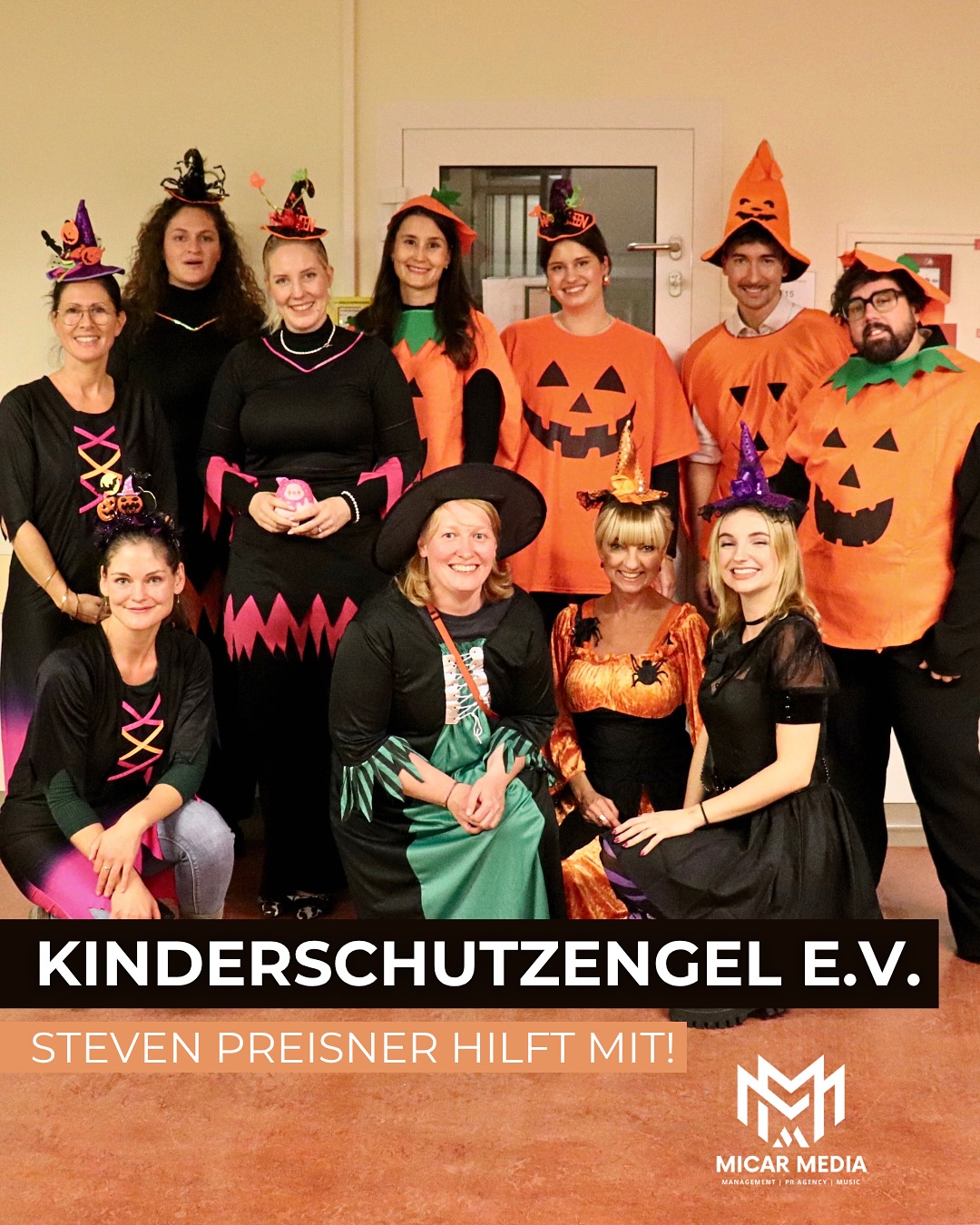 🎃 Halloween mit Herz im @heliosberlinbehring!
Ende Oktober wurde es bunt, laut und fröhlich auf den Krankenhausfluren – und das mit jeder Menge Kostümen! 👻
Schauspieler @steven_preisner , Synchronsprecherin @giulianajakobeit (die deutsche Stimme von Keira Knightley) und Jacqueline Boy, Gründerin und Vorstandsvorsitzende von @kinderschutzengel_ev , feierten gemeinsam mit Unterstützenden des Vereins ein unvergessliches Halloweenfest.
Zwischen Kürbissen, Hexenhüten und Zaubersprüchen gab’s Lachen, Musik und Geschenke – und für die kleinen Patient:innen einen Moment, in dem einfach alles leicht war. 🧡
Jedes Kind sollte lachen, spielen und sich geborgen fühlen können.
Doch wenn Krankheit oder ein Schicksalsschlag den Alltag bestimmt, braucht es Menschen, die Hoffnung schenken.
Der Kinderschutzengel e.V. begleitet Kinder und Familien in genau diesen Zeiten – mit tiergestützter Therapie, Klinikaktionen und kleinen Momenten der Freude.
✨ Sie bringen Kinderaugen zum Leuchten, dort, wo das Leben gerade schwer ist.
Unterstütze ihre Arbeit:
👉 Jetzt spenden via PayPal: info@kinderschutzengel.de
#MICARMEDIA #kinderschutzengel #charitywork #heliosklinikum #berlin #heliosberlinbehring #halloweenimkrankenhaus #stevenpreisner #giulianajakobeit #jacquelineboy #kostümparty #kinderlachen #ehrenamtmachtspaß #halloween #helios #krankenhaus