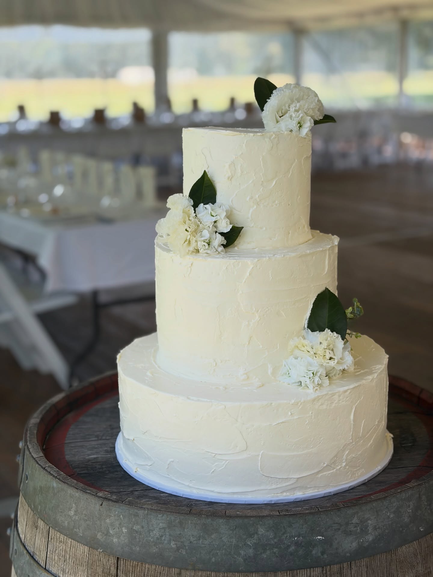 Classic white tiers for a love story that never goes out of style ๐ค
#cake #weddingcake #homeweddings #cakedecorating #love #sweet