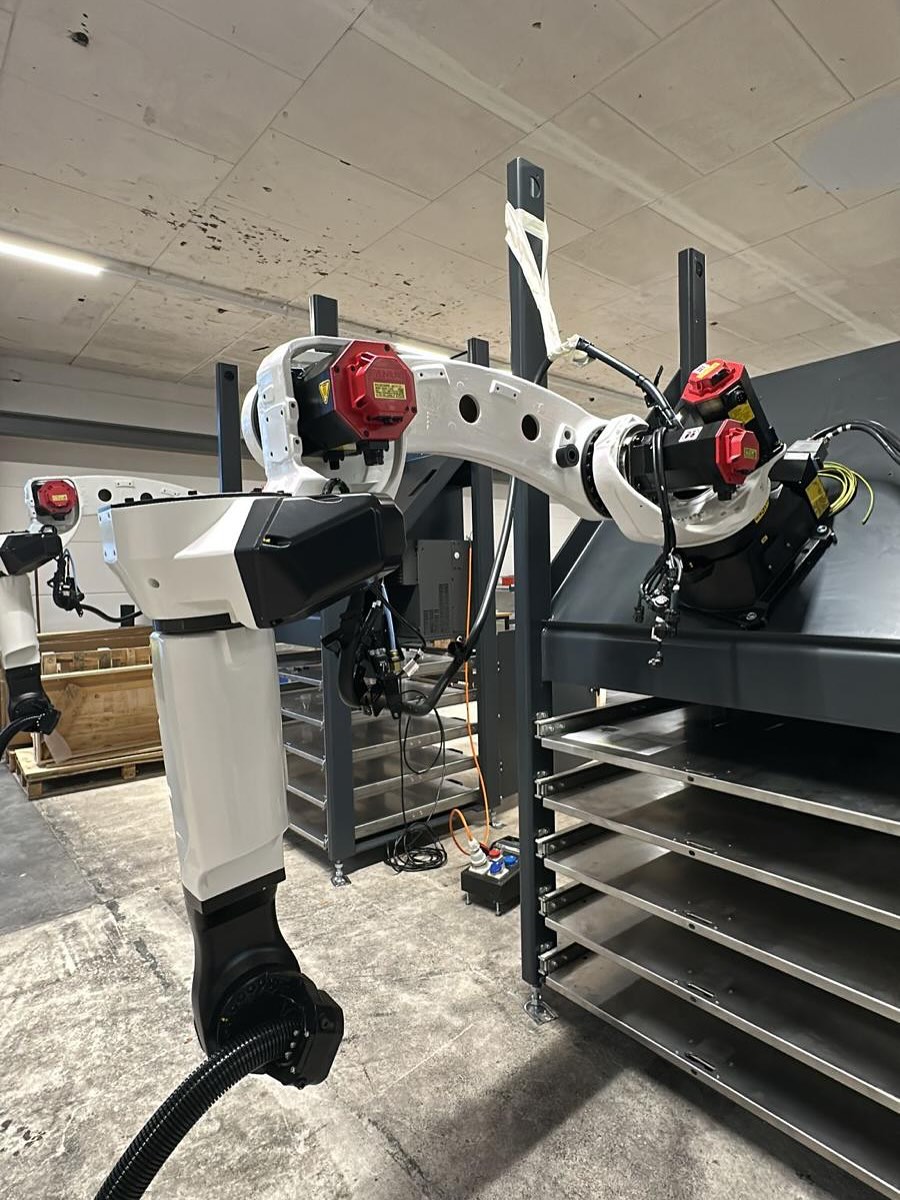 Remise en peinture de 2 robots. Electro Painters & la précision 👌🏼 Toujours un plaisir de collaborer avec nos clients horlogers. #peintureelectrostatique #suissealémanique #switzerland #bestteam