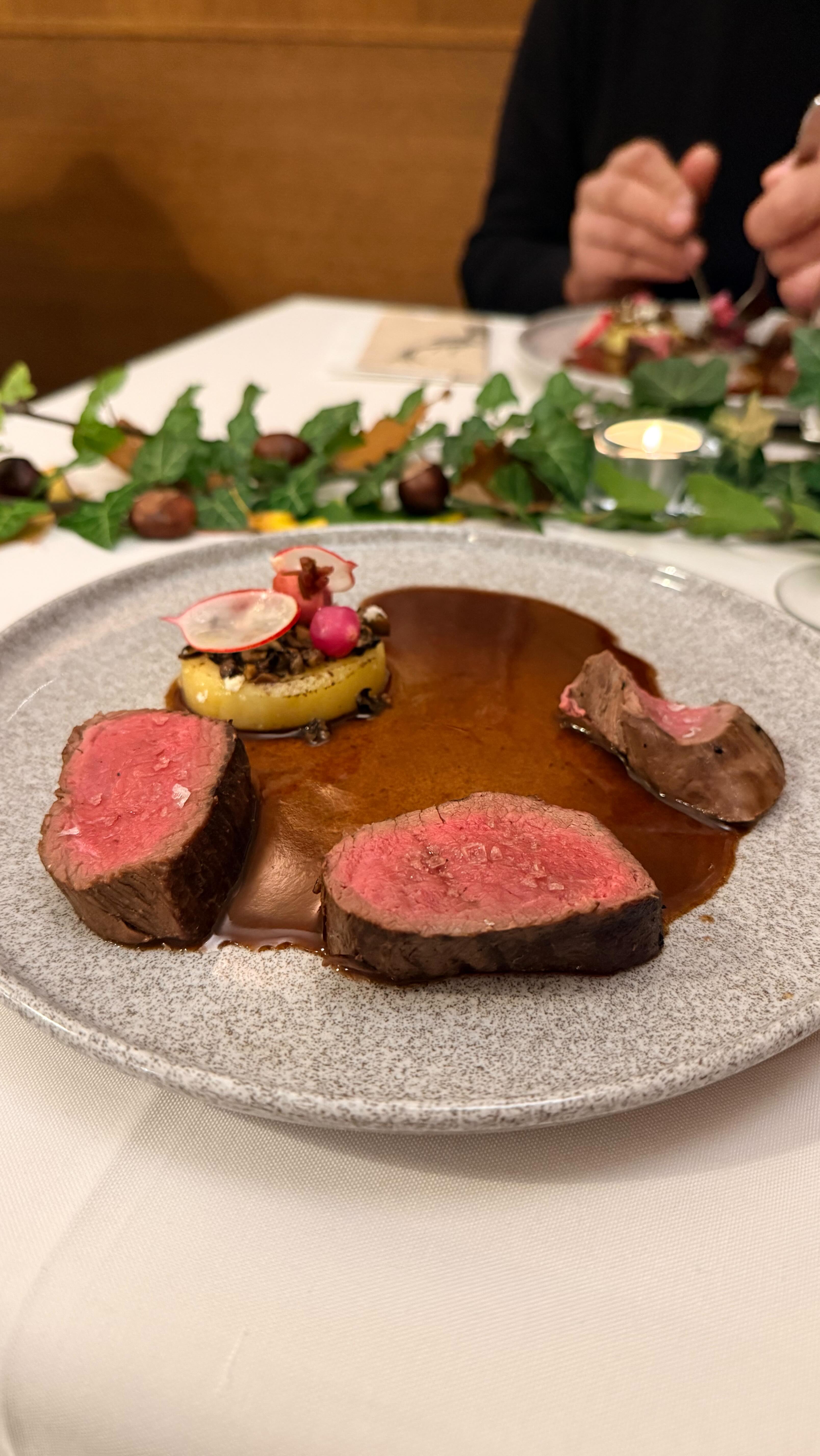 Sedm chodů, sedm vín a nezapomenutelný večer s Martinem Makovičkou. 🍷✨
Takové degustace pořádáme pravidelně v restauraci Na Humpolce
vždy jiný šéfkuchař, vždy jiný příběh.
👉 Kdo tuto nestihl, může Martina navštívit osobně:
📍 Vallmo Restaurant, Praha
📍 Vratislavský dům, Třeboň
A pro všechny ostatní
rezervujte si místo na další degustaci Na Humpolce
a zažijte večer, který chutná jako příběh. 🍽️💫