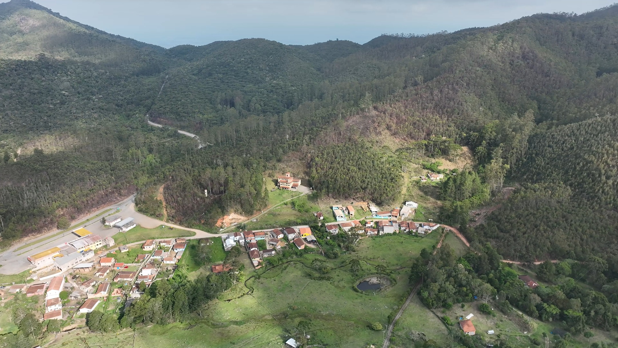 🏡 Seu Refúgio na Serra da Mantiqueira Espera por Você!
Cansado da agitação? Se o seu sonho é construir o lar perfeito em meio à natureza exuberante, encontramos o lugar ideal: um terreno exclusivo de 6.000 m² na deslumbrante Serra da Mantiqueira.
O que torna esta chácara única:
Vista Espetacular: Acorde todos os dias com um panorama de tirar o fôlego.
Pronta para Construir: Um platô (terraplanagem) já finalizado, economizando seu tempo e dinheiro.
Infraestrutura Completa:
💧 Água de Nascente
💡 Energia Elétrica já Instalada
🛣️ Acesso Fácil e Bem Cuidado
Tranquilidade e Segurança Jurídica: Documentação 100% em dia e escriturada.
Invista no seu sonho: Oferecemos condições de pagamento facilitadas para que a Mantiqueira seja o seu novo endereço o quanto antes.
Valor
R$190.000,00
