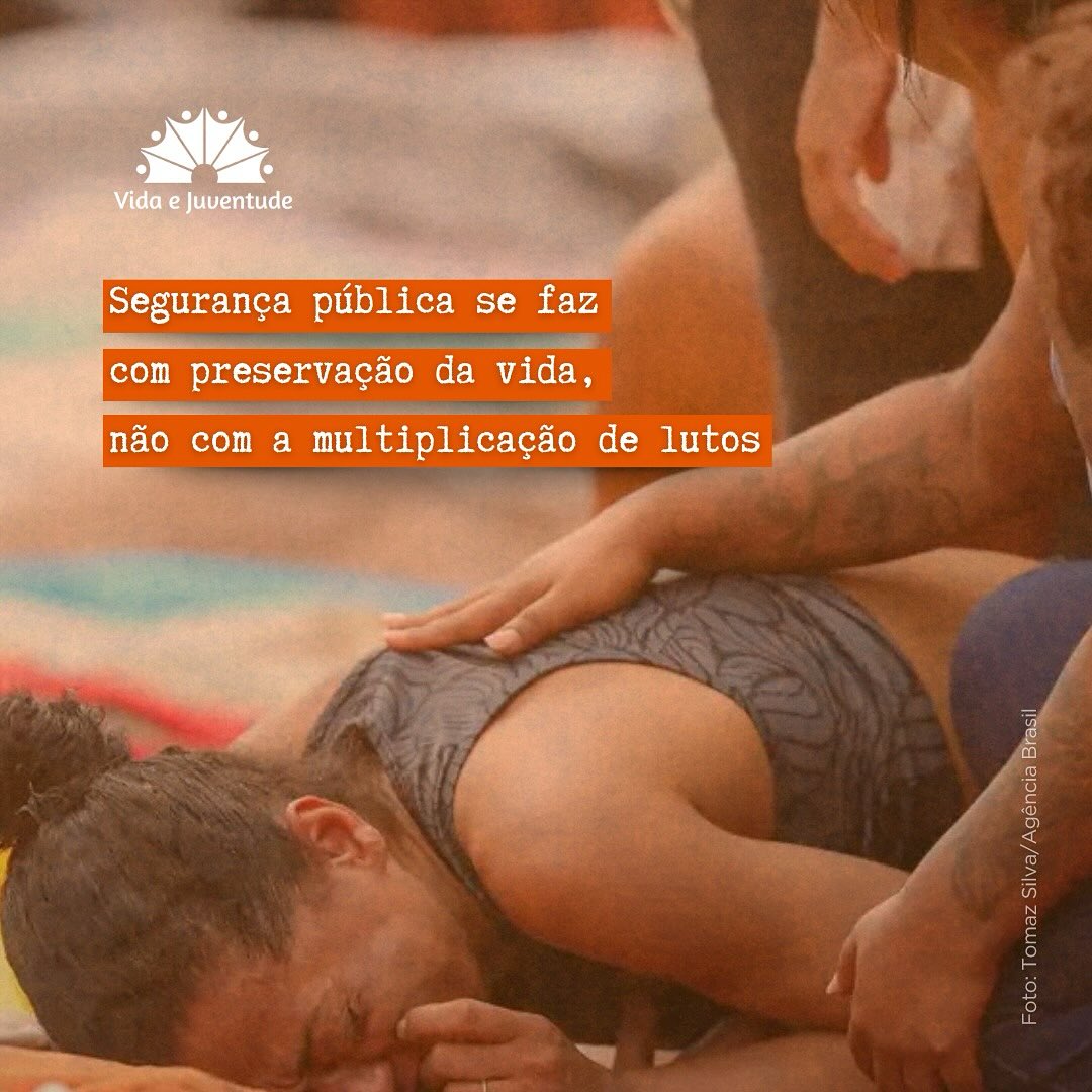 NOTA PÚBLICA
Segurança pública se faz com preservação da vida, não com a multiplicação de lutos
O Centro Popular de Formação da Juventude – Vida e Juventude manifesta consternação e repúdio à operação policial realizada nos Complexos do Alemão e da Penha, em 28 de outubro de 2025, que converteu a cidade do Rio de Janeiro em cenário de violência, pânico e morte. O uso de força letal em larga escala, dissociado de planejamento transparente e de controle civil, afronta o Estado Democrático de Direito e normaliza um modelo de segurança que produz medo e silêncio, onde deveriam prevalecer direitos, prevenção e inteligência.
Expressamos nossa solidariedade às famílias de todas as vítimas, civis e policiais, e às pessoas feridas. A dor é coletiva e atinge, de forma desigual, comunidades historicamente marcadas pelo racismo, pela pobreza e pela ausência de políticas públicas integradas. Não aceitaremos que vidas , sobretudo de juventudes negras e periféricas, sigam tratadas como dano colateral.
Exigimos investigação independente, célere e efetiva, com responsabilização de agentes e autoridades por eventuais ilegalidades, em conformidade com a Constituição, comunicação prévia às instituições de controle, garantia de socorro e proteção de serviços essenciais. Reafirmamos nosso compromisso com acolhimento, memória e reparação, e nos somamos à articulação de redes de apoio psicossocial e jurídico. É urgente substituir o espetáculo da violência por políticas baseadas em evidências, cooperação entre União, estados e municípios e participação das comunidades, para que a vida, a verdade e o cuidado orientem a ação pública.
Vida e Juventude
