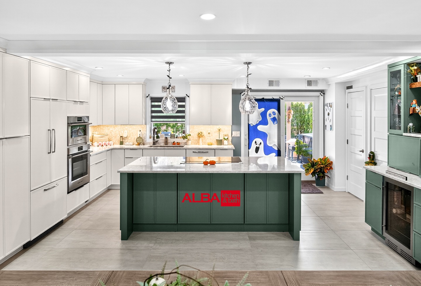 We believe we are experiencing deja-boo. Another fantastic kitchen project completed, fulfilling our customer’s vision with custom two-tone hues. Because she has so much spirit, even the ghost in the kitchen ended up being our cheerleader!
#kitchenideas #luxurykitchen #greenkitchen #halloween #kitchengoals #kitchencabinets @albakitchen
