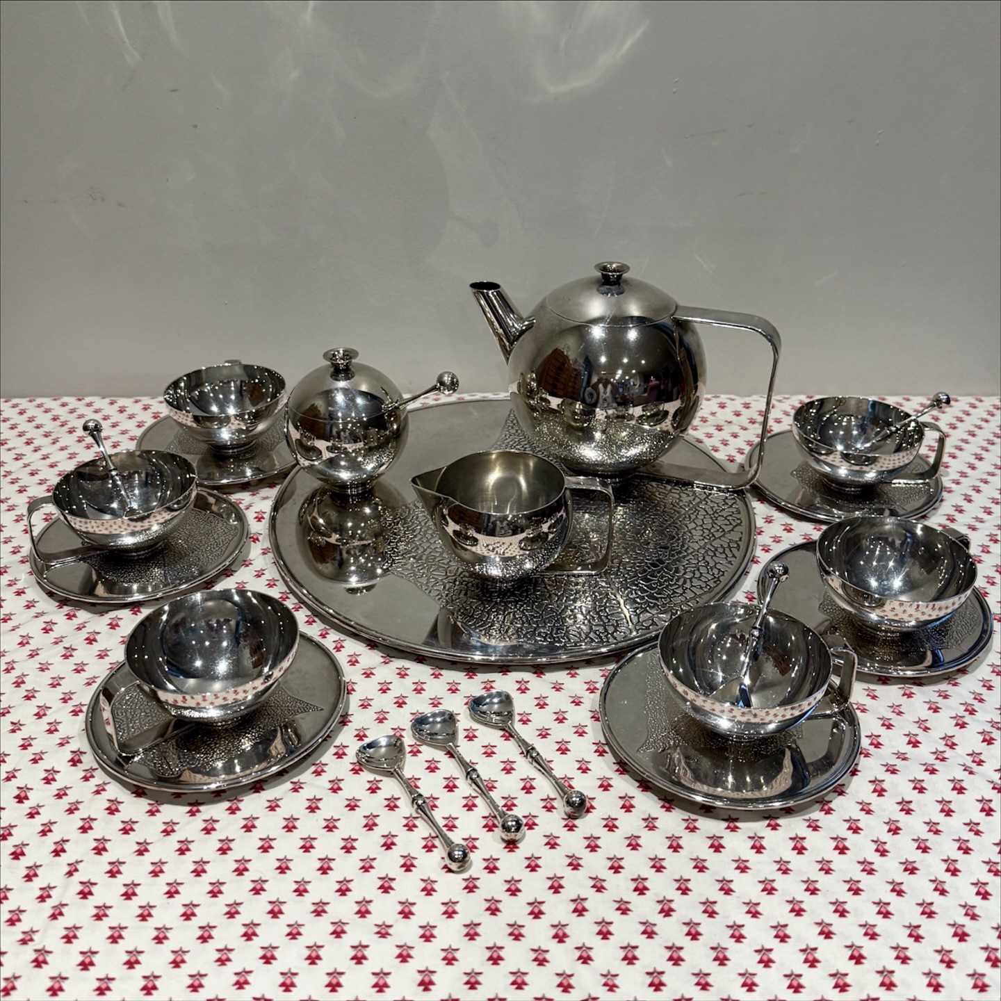 Service à café en métal chromé des années 1970-1980 comprenant :
Décor alternant les formes rondes et rectangulaires, le fond du plateau et des sous tasses au décor de feuilles .
- 1 plateau sur pieds Ø : 27,5 cm
- 1 cafetière hauteur au bec 10,5 cm
- 1 sucrier avec sa cuillère hauteur 9 cm
- 1 pot à crème hauteur au bec : 5,5 cm
- 6 tasses hauteur 3,6 cm Ø 7,2 cm
- 6 sous tasses Ø : 11,5 cm
- 6 cuillères longueur 8 cm
Bel état général , je précise quelques petites rayures d’usage , et 2 micro enfoncements à la cafetière.
Très bon état des intérieurs des pièces de service et des tasses .
La dimension des tasses permet une utilisation pour expresso.
Un joli désign pour cet ensemble .
🛒 prix et disponibilité dans la boutique en ligne .
#serviceàcafé #tasses #artdelatable #artderecevoir #expresso #design #vintage #misslittlebottle