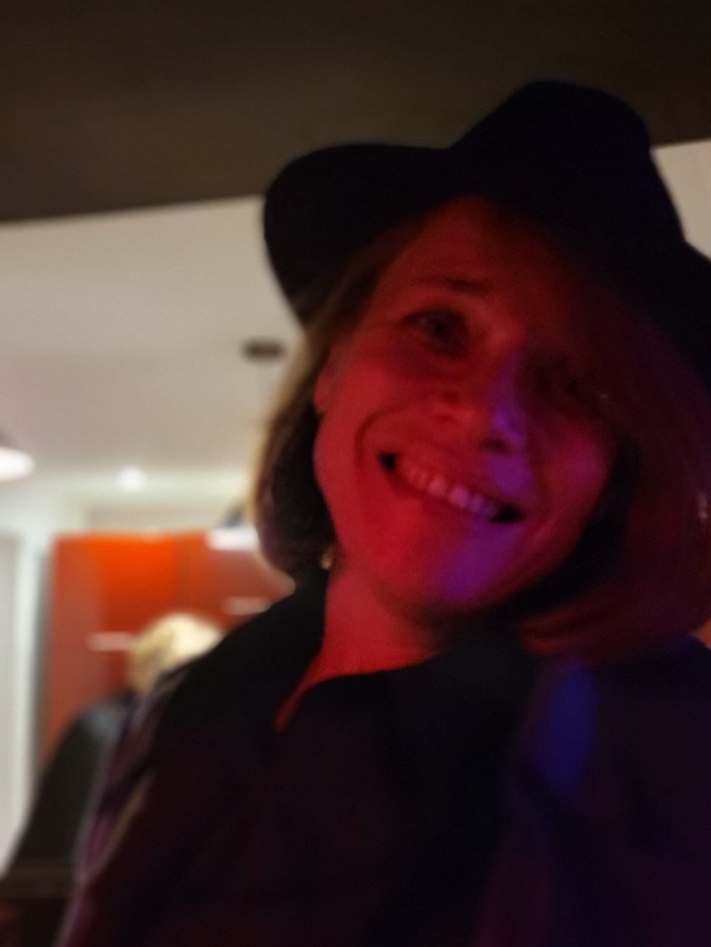 💛 Pourquoi j’ai créé ce lieu
Il y a deux ans, j’ai racheté ce lieu avec une idée simple : créer un endroit différent.
Aujourd’hui, le Canotier Live se redéfinit, retrouve son esprit d’origine, pour devenir ce qu’il aurait toujours dû être : un lieu à part, intime, élégant, vivant.
Un vrai lounge, où l’on découvre des artistes autrement, où l’on s’installe, où l’on respire.
On peut y danser, jouer, partager un verre entre amis, profiter de la terrasse au bord de l’eau.
Ce lieu-là, c’est une autre façon de sortir.
Une autre expérience.
Le Canotier Live est en train d’évoluer… doucement, mais sûrement.
Bientôt, il deviendra tout simplement Le Canot’, pour les intimes 💛
À très bientôt,
Patricia
#LeCanotier #Aurillac #Lounge #Bar #Ambiance #LeCanot #LArtDeSortir #Terrasse #Musique #Partage #AurillacByNight #slowlife