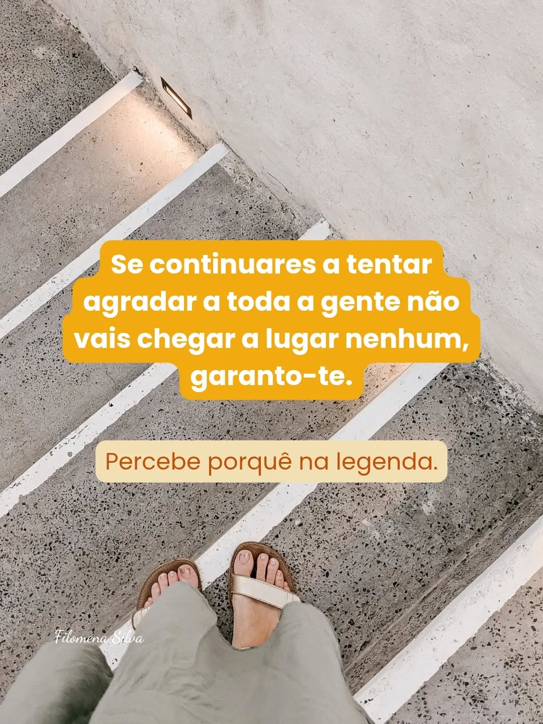 Há um tipo de medo que não grita. Sussurra. 😬
Aparece quando pensas duas vezes antes de partilhar algo mais pessoal, ou quando adias aquele projeto porque achas que “ainda não estás pronta”. 🤔
E tu nem tens falta de coragem. Tens é a necessidade de ser aceite, de não desiludir, de não parecer “demais”, de não ser julgada, de ser perfeita. Mas esse cuidado constante em caber no olhar dos outros acaba por te fazer encolher. E o preço disso é alto: distancias-te de ti e o teu crescimento fica em pausa. 😐
A verdade é que ser aceite por todos nunca foi o teu objetivo quando pensaste em criar o teu negócio. Sabes disso, certo? O teu trabalho não é agradar, é alinhares-te com o que é verdadeiro para ti, mesmo que isso cause desconforto nos outros. Esse é o preço do sucesso. 🎯
De cada vez que te mostras com honestidade, abres espaço para o teu público certo te encontrar. E é aí que a magia da comunicação consciente acontece: quando já não precisas de te esconder para pertencer ou caber em lugar algum. 💫
E tu? Já sentiste este medo a travar-te? Conta-me nos comentários. Vamos falar sobre isso. 👇