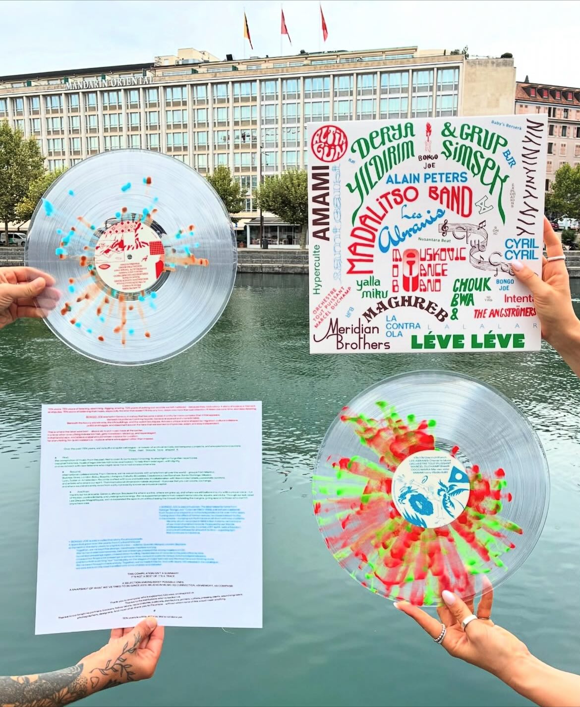 Aujourd’hui nous mettons à l’honneur notre collaboration sur l’année 2025 avec le label @bongojoerecords !
1- 2015-2025 : Les Disques Bongo Joe - 10 Years of Sonic Explorations
Un double projet regroupant les artistes du label.
Des disques en splatters, un insert et une pochette en carton retourné.
2 - IN/OUT, @violgarcia
Artiste et violoncelliste argentine,
Enregistré dans un réservoir souterrain à Genève, ce projet unique transforme l’acoustique naturelle du site en partie intégrante des compositions.
3 - Ma Gitala @madalitsoband
Ce duo du Malawi vous fera applaudir, danser, sourire, avec sa musique « banju » et ses babatones artisanaux.
Disque noir ou bleu.
4 - Ylh Bye Bye - @sami.galbi
Electro raï utilisant des machines analogiques, des synthétiseurs bruts et des effets de guitare.
Disques noir et orange
5- Château Faibles - @alicelegroupe
Composée de 3 personnes, Alice fait du folklore du futur.
Disques noir et rouge
6- Wicked Girl Era - Lateena x Bony Fly
@lateenaplummer @bony.fly
Rythmes pulsants du dancehall, du bouyon, du shatta et du reggaeton.
7- La Debacle de Las Divas - @blanco.teta
Groupe argentin, latinx experimental, punk rock.
Disques vert émeraude et noir.
8- @yallamiku
Une rencontre entre
la musique électronique post-punk et les traditions du Moyen-Orient et d’Afrique de l’Est.
Disques rouges et noirs.
Un grand merci pour la confiance accordée par les artistes et le label pour ces projets 🫶
——
#vinyl #bongojoerecords #bongojoe #pressage #pressingplant #rai #punk #pop #rock #folklore #cellist #babatone #malawie #argentine #suisse #maroc #reggaeton #dancehall #bouyon