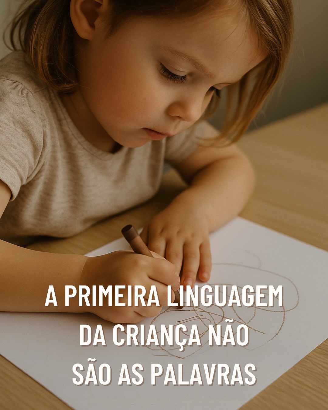 A primeira linguagem da criança não são as palavras.
Antes de dizer “mamã”, ela já está a comunicar.
Antes de formar frases, ela já está a revelar como sente o corpo, como organiza o espaço, como se vê no mundo.
O desenho não é expressão artística.
É linguagem neurológica.
É o sistema nervoso a desenhar-se no papel.
E desde os 18 meses, por vezes antes, essa linguagem já está ativa.
O problema?
Ninguém nos ensinou a lê-la.
Olhamos para o traço e vemos “rabiscos engraçados”.
Penduramos no frigorífico.
Elogiamos.
Mas a criança não queria elogio.
Ela queria ser lida.
E o desenho dela estava a mostrar:
→ Se sente o espaço seguro ou ameaçador
→ Se o corpo está regulado ou em alerta
→ Se consegue representar-se ou se sente “sem forma”
Nos últimos 25 anos, analisámos mais de 3.000 desenhos infantis.
O desenho não mente.
Antecipa, revela.
E há uma grelha técnica para o ler: baseada em neurodesenvolvimento, integração sensorial e pedagogia relacional.
Não é dom. Não é intuição.
É técnica que se aprende.
No próximo workshop, vamos traduzi-la.
Das primeiras garatujas aos 7 anos.
Com casos reais. Com protocolo aplicável.
Com a ferramenta que usas no dia seguinte.
Se trabalhas ou vives com crianças pequenas,
Se sentes que há algo “ali” mas não sabes nomear,
Se queres parar de intuir e começar a saber.
Este é o lugar onde a tua sensibilidade ganha vocabulário técnico.
22 Nov | Online
A criança já está a falar.
Agora só falta aprenderes a linguagem dela.💛