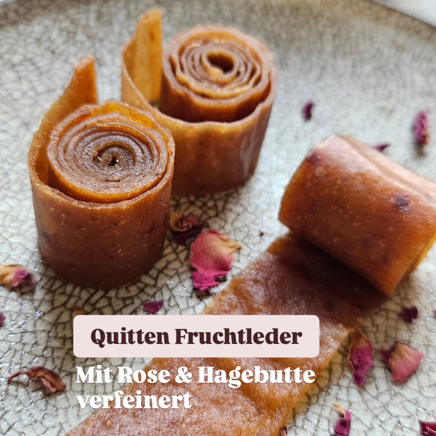 Ich habe dir mein Lieblingsrezept für Fruchtleder mit Quitten aufgeschrieben.
Es ist so köstlich, probiere es gern aus. Du kannst die Gewürze und Zugaben variieren.
Ich habe es mit Datteln natürlich gesüßt, alternativ kannst du auch eine andere Süße deiner Wahl verwenden. Ich habe es auch mit Rohrzucker getestet. Funktioniert beides gleich gut, so dass ich die Variante mit Datteln bevorzuge.
Basis für 1 Blech (am besten mindestens 3 machen:)
500g Quitte gewürfelt (Quitten waschen, Flaum abreiben, ungeschält würfeln ohne Kerngehäuse)
Mit 1 EL Wasser im Topf mit 50g Datteln weich köcheln
Verfeinern mit 1/2 TL Ingerpulver und 1 TL gemahlener Vanille
Dazu je 1 TL Hagebutten- und Rosenblütenpulver
Alles fein pürieren
Auf ein Backblech mit Backpapier ca 5mm dick verstreichen
Bei 60°C Umluft für 2 Stunden in den Ofen, dabei Ofentür mit Kochlöffel einen Spalt offen lassen
Über 3 Tage auf den Blechen an einem warmen Ort trocknen lassen, gern immer mal wieder 30 min bei 60°C in den Ofen, bis das Fruchtleder schnittfest ist und sich vom Backblech lösen lässt. Wenn dies noch nicht der Fall ist nochmal in den Ofen
In 2cm breite Streifen schneiden und einrollen
Lässt sich gut kühl und trocken aufbewahren
Ganz viel Genuss 🧡
Alles Liebe Tina
#Fruchtleder #quittenfruchtleder
#quitte #aphrodisiaka #ayurvedafürfrauen #ayurvedarezepte #natürlichgesund #zuckerfrei #natürlichsüß #gesundnaschen