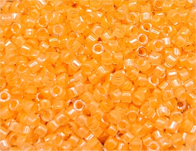 Transformez vos créations avec nos perles Miyuki Delica 11/0 en Crystal Intérieur Orange Clair Fluo Lustré! Parfaites pour les bijoux et plus encore. Découvrez-les dès maintenant! Link in Bio #Miyuki #DIY #Bijoux