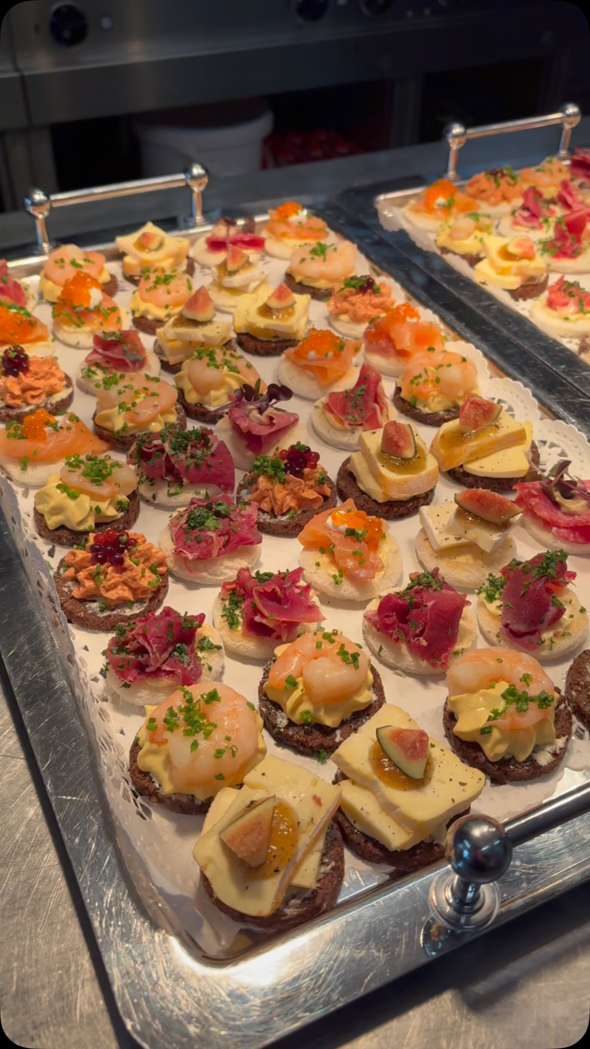 Feinste Canapés zum 100. Geburtstag 🎉 Herzlichen Glückwunsch vom ganzen Stuben-Team! ❤️
Ob runder Geburtstag, Firmenfeier oder gemütliches Get-together – unser Flying Catering bringt Genuss direkt zu euch 😋
👉 Einfach anfragen & feiern – wir kümmern uns um den Rest.
#flyingbuffet #gourmetcatering #wertheim #100geburtstag #canapés #eventcatering #fingerfood #wertheim #bestenheid #bestenheiderstuben