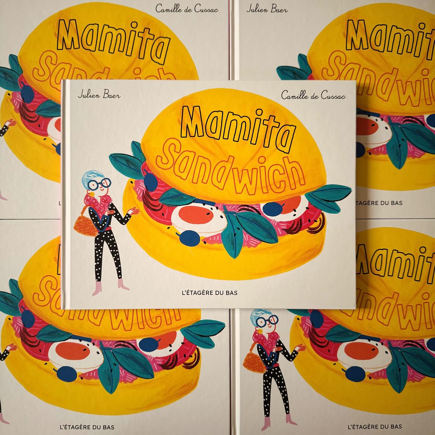 Oh, la belle livraison de sandwich, pardon de « Mamita sandwich » ! Écrit par Julien Baer et illustré par @camille_de_cussac, cet album est drôle, original et savoureux. Un vrai régal ! Mamita Sandwich règle les problèmes de tout le monde à coup de sandwich et a plus d’un tour dans son panier en osier :) À déguster en librairie dès le 7 novembre pour tous les enfants à partir de 5 ans.
#letageredubas #albumjeunesse #mamitasandwich #julienbaer #camilledecussac #aparaitre #sandwich #litteraturejeunesse #harmoniamundi #editionindependante