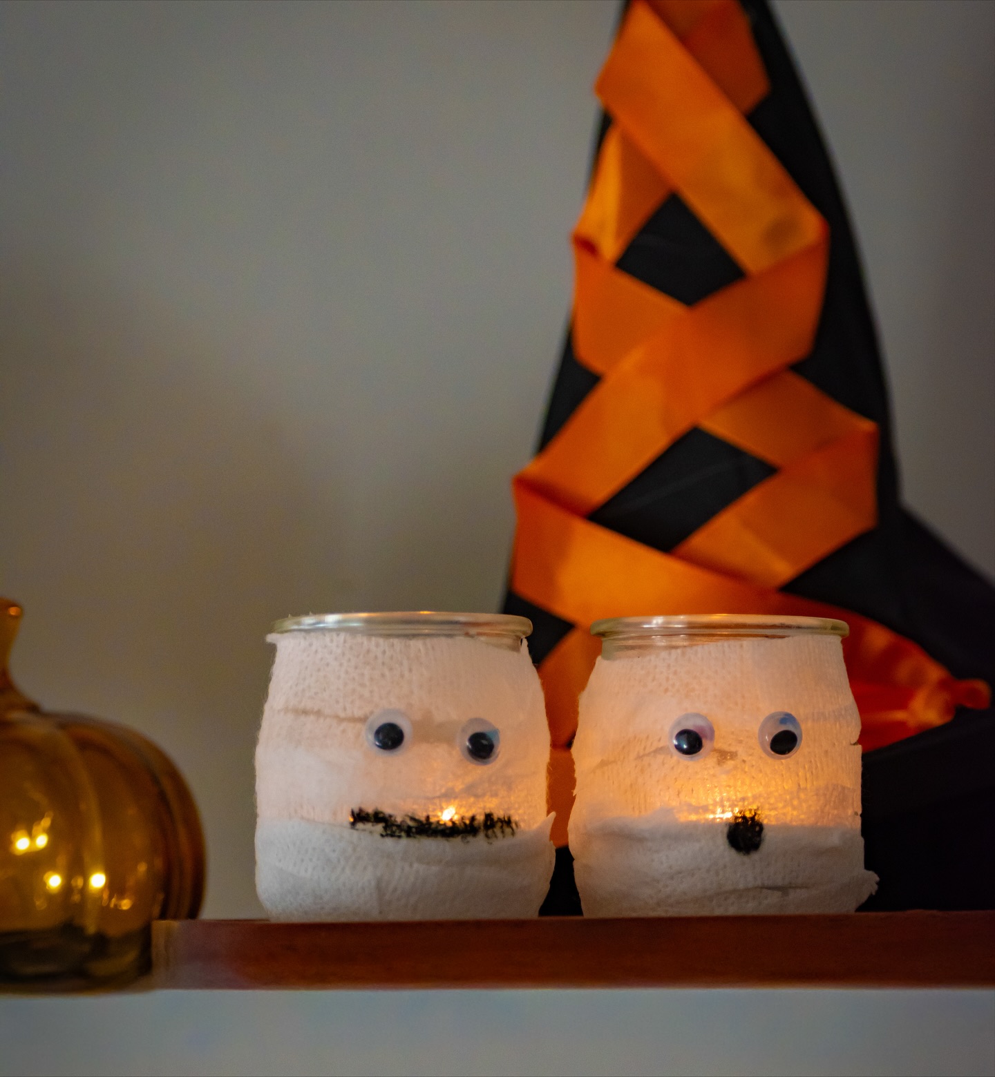 👻 DIY d’Halloween : nos pots de yaourt se réincarnent en petites momies lumineuses !
Chez Biochamps, on adore donner une seconde vie à nos emballages 😉
Avec un peu de gaze, deux yeux, et une bougie chauffe-plat, nos pots de yaourt deviennent de mignons photophores momies prêts à illuminer la soirée d’Halloween 🎃
Une idée simple, écolo et terriblement chouette à faire avec les enfants !
Et surtout... ne jetez plus vos pots de yaourts !