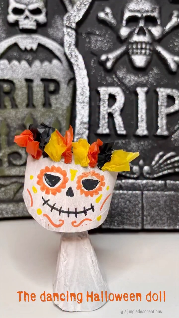 DIY – The Dead Can Say No 💃💀
I fell in love with @monstamoons ‘s DIY and decided to make my own version of the calavera doll for Día de los Muertos.
Using recycled materials — an egg box cone and a tp roll — I added white paint, tissue paper flowers (@panduroofficial ), a bit of glue (@cleopatre_collesetcouleurs ), and drew the face details with paint markers (@poscasverige ).
To assemble everything and make it move, I used a twisted pipe cleaner (@panduroofficial )!
You can find the step-by-step on my website (link in bio).
And the best part with this DIY… you can create any character you like!
Minusculette made a little cat 🐱 (you can discover it on the website too).
—
DIY – Les morts peuvent dire non 💃💀
J’ai craqué sur le DIY de @monstamoons et j’ai créé ma propre version de la poupée calavera du Día de los Muertos.
À partir d’objets à recycler — un cône de boîte d’œufs et un rouleau de papier toilette — j’ai ajouté une couche de peinture blanche, des fleurs en papiers de soie (@panduroofficial), un peu de colle (@cleopatre_collesetcouleurs), et j’ai dessiné les détails du visage avec mes marqueurs-peintures (@poscasverige).
Pour assembler et donner du mouvement, j’ai utilisé un fil chenille (@panduroofficial ) enroulé !
Tu peux retrouver toutes les étapes détaillées sur mon site (lien en bio).
Et le plus chouette, c’est que tu peux inventer les personnages que tu veux !
Minusculette, elle, a choisi de faire un petit chat 🐱 (à découvrir aussi sur le site).
—
#defidesmainscreatives #creativehalloween #pysselinspo #halloweenpyssel #pysslatilldesmå #halloweencraft #tprollcrafts #recyclemeplay #upcycledplay #återbrukspyssel #funbudgetplay #inspiretheirearlyyears #onedayonecraft #panduromyway #panduropyssel #panduro