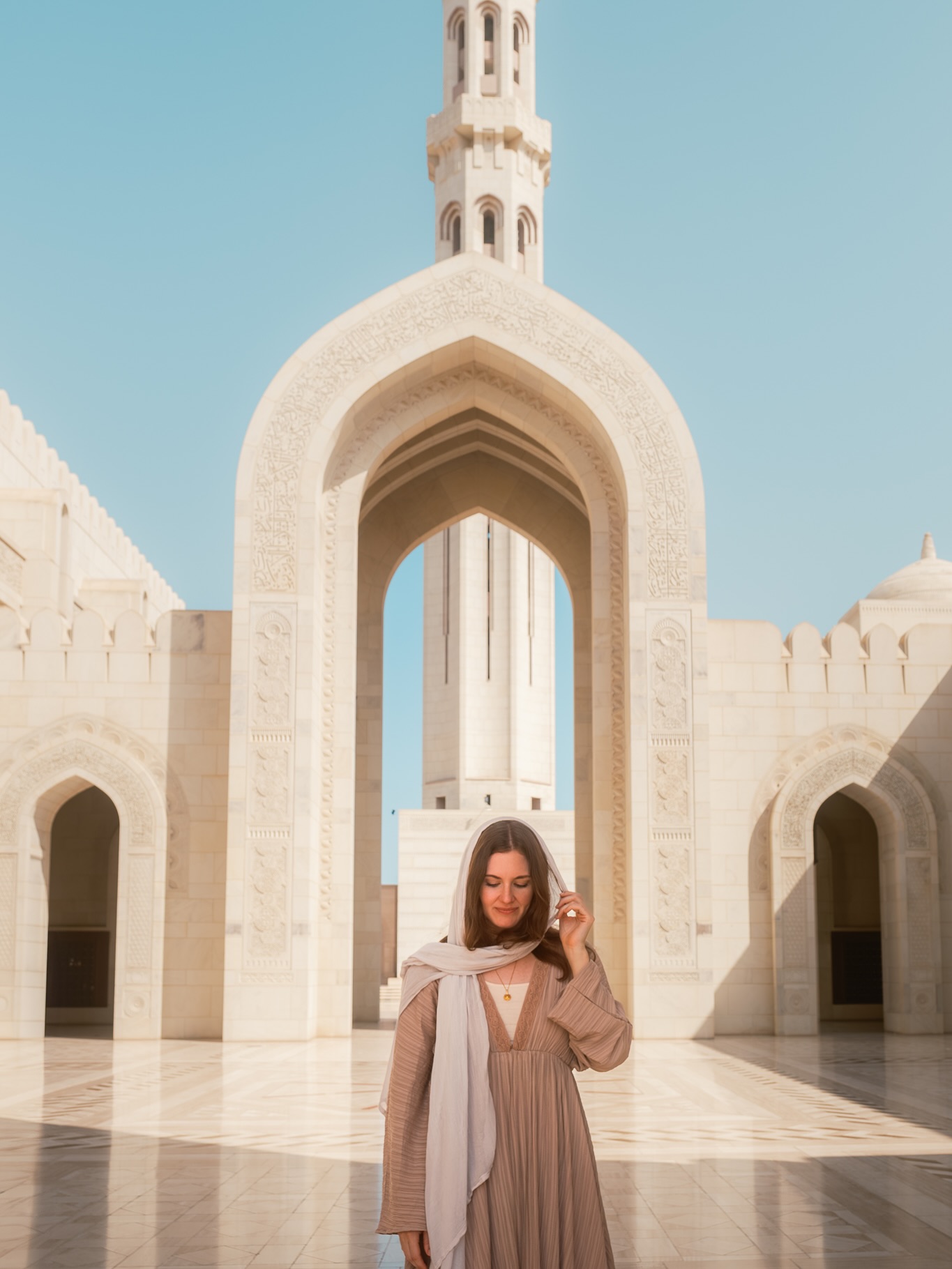 Die Große Sultan-Qabus-Moschee in Maskat hat uns einfach nur den Atem geraubt. 🕌💫
So viel Ruhe, Licht und Eleganz, man spürt sofort, wie besonders dieser Ort ist.
Mit Platz für rund 20.000 Gläubige gehört sie zu den größten Moscheen im arabischen Raum, und trotzdem wirkt sie so friedlich und harmonisch.
Wenn ihr sie besuchen wollt: Die Tore stehen Samstag bis Donnerstag von 8–11 Uhr offen. Freitags ist der Besuch für Nicht-Muslime nicht gestattet.
Unser Tipp: Seid gleich um 8 Uhr da, die Sonne ist noch mild, die Luft angenehm „kühl“ im Vergleich zum restlichen Tag und die Moschee fast menschenleer. Diese erste Stunde dort war einfach magisch. ✨
Wichtig: Schultern, Arme und Beine müssen bedeckt sein, Frauen sollten zusätzlich ihr Haar verhüllen. Wer nichts Passendes dabei hat, kann sich am Eingang eine Abaya für etwa 6 € ausleihen und damit ganz in die Atmosphäre eintauchen.
Wir hätten dort ewig bleiben können, es gibt so viele Details zu entdecken, dass die Zeit wie im Flug vergeht. ⏳💛
Mehr Eindrücke und Tipps zu Maskat findet ihr auf unserem Blog 🌍
👉 www.weltallerliebst.de | Link in Bio
#oman #muscat #sultanqaboosmosque #reiseliebe #arabianvibes #weltallerliebst #travelmoments #fernweh #orientzauber #architekturliebe #travelbloggers #bucketlist #reisefotografie #reiseblogoman #visitoman #omaninspiration #reiseinspiration #reisetipps #omantipps #omanroadtrip #roadtripoman #nextadventure #fujifeaturetime #fujifilm