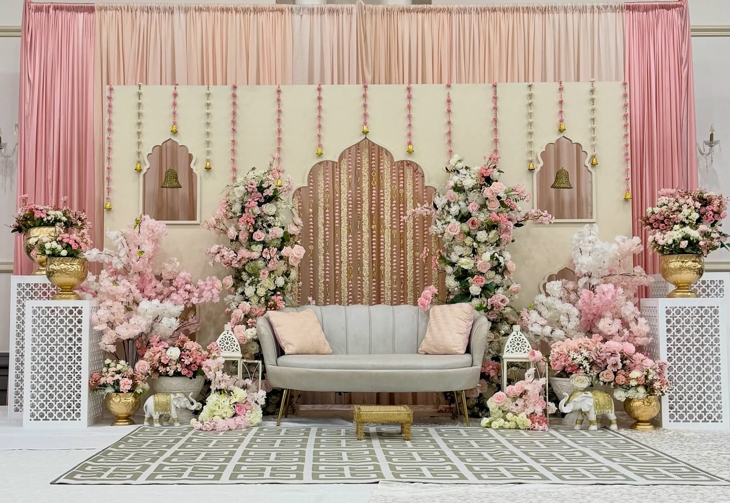 Sabetha’s Valakappu
.
.
Decor & Styling- @evenwoodpartydecor