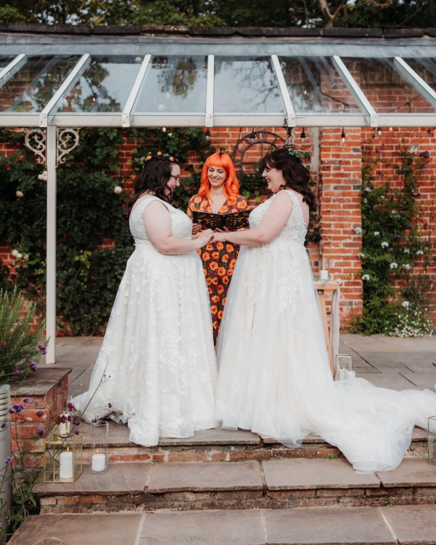 Feeling Autumnal, so I'm resharing these stunning pics from Gemma and Laura's wedding last October.
I have been USELESS at keeping up with wedding photos this year. I always love to see and share them (but obviously only if that's ok with you and your photographer!) If i've worked with you this year i'd be mega grateful for any gallery links you might want to send my way now that things are beginning to quieten down a little 🥰🥰
📸 @essieloutriffittphotography
🏩 @walledgardenatbeestonfields
💐 @theflowershopbeeston
🎂 @clemievegancake
✨️ sass_weddings
🐾 @dotty_dogtraining
🤍 @jaaamjarrr @laurathejones_