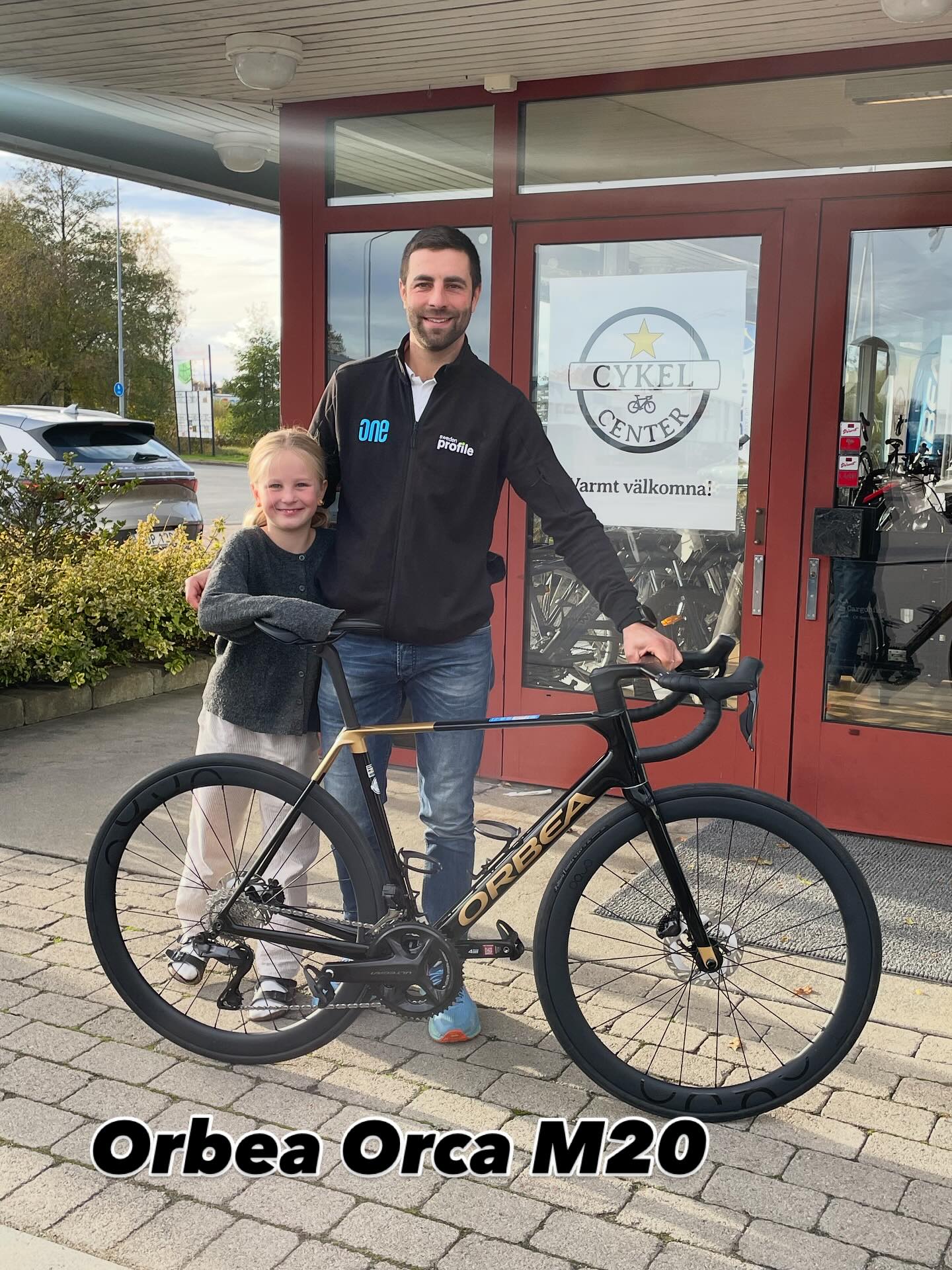 Idag har vi fått leverera en speciell cykel till en speciell person.
När Joel Servin skada sin hand allvarligt trodde han att det aktiva livet var över.
Tillsammans har vi anpassat cykeln så du kan fortsätta med ditt aktiva liv 🚴♂️
Tack 🙏 Joel
(Ses på Vätternrundan 2026 😉)
#orbeaorca
#kristianstad_cykelcenter