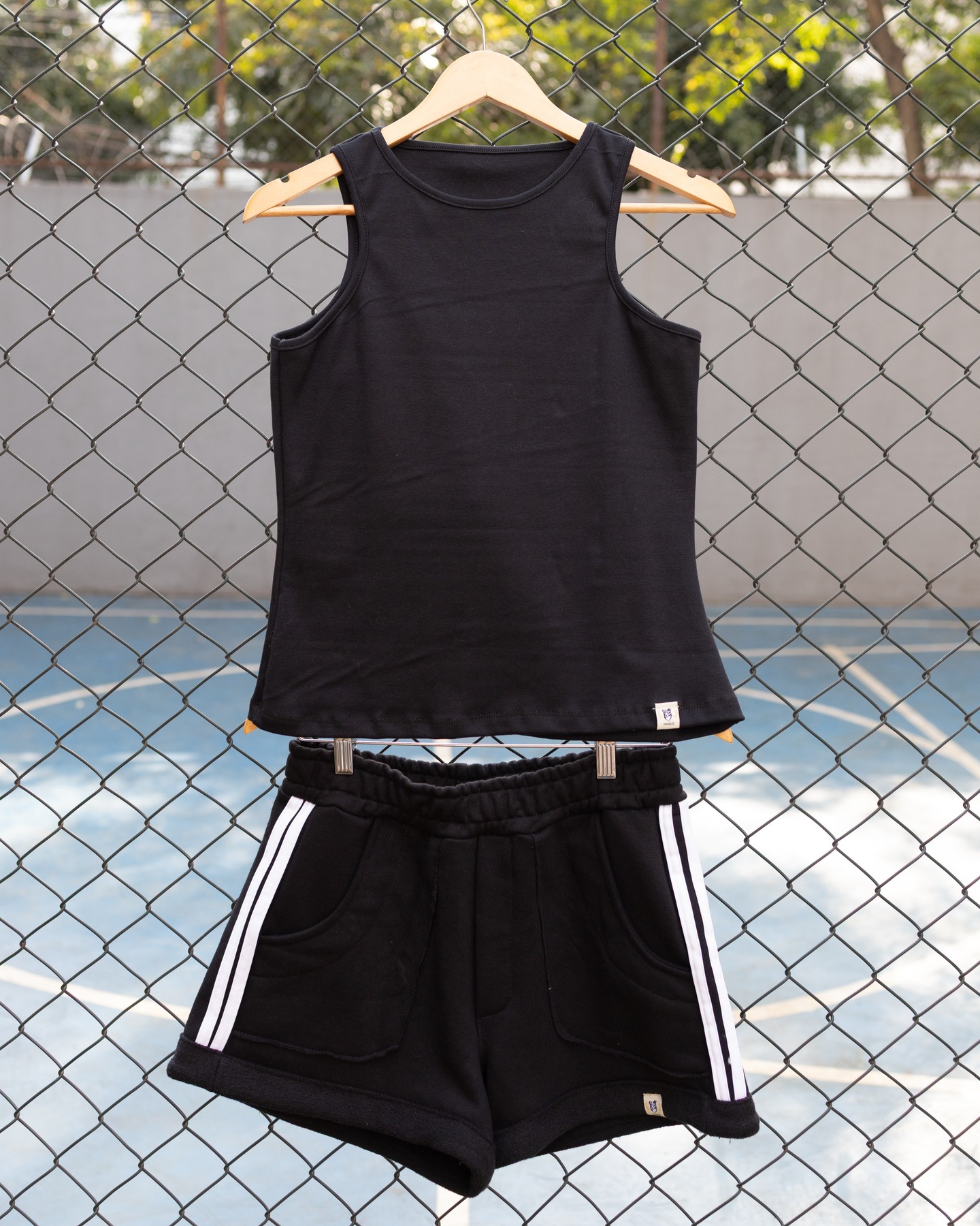 🖤 Conjunto Perfeito para o Seu Dia a Dia: Lançamento Oficial JANGO! 🖤
A dupla que não pode faltar no seu guarda-roupa!
É com grande alegria que apresentamos a combinação que resume a essência da JANGO: conforto, estilo e qualidade que você sente!
Este conjunto de regata básica e shorts esportivo é a definição de praticidade e tendência. Juntas, essas peças criam o look perfeito para treinar, passear ou encarar a correria com muito mais leveza.
✨ Qualidade que a Sua Marca Garante:
Regata Essential: Modelagem pensada para o caimento ideal. Tecido macio que não marca e não limita seus movimentos. A base perfeita para qualquer look.
Shorts Signature: O nosso best-seller com cós elástico, bolsos funcionais e a elegância das faixas laterais.
O conforto do moletinho que te acompanha em todas as atividades!
Queremos saber: Qual a primeira coisa que você faria usando este look?
💪 Treinar na academia?
☕ Sair para um café?
📺 Maratona de séries no conforto?
Comente com o emoji da sua escolha! 👇