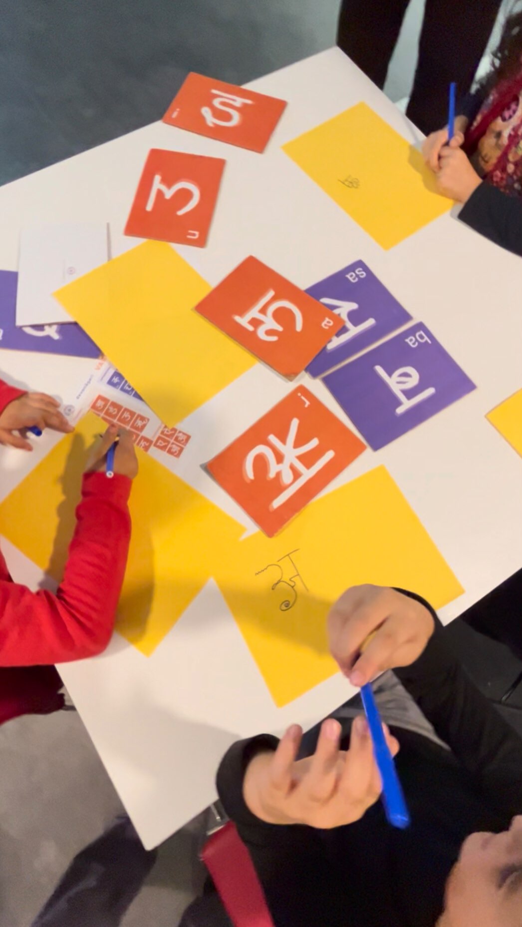 Le Sanskrit ? 😇 Un jeu d’enfant !
Nous avons eu l’immense joie de partager notre passion pour le sanskrit avec un groupe d’enfants incroyablement vifs et doués à la @bibliothequesdecompiegne
À travers des exercices ludiques et originaux, ils ont plongé dans la magie de cette langue millénaire, découvrant ses sons, ses formes et ses secrets. Voir leur curiosité s’éveiller et leur fierté en traçant leurs premières lettres était notre plus belle récompense. Un immense merci à eux et à la bibliothèque pour leur accueil !
Vous avez manqué cet atelier ?
Nous sommes ravis de vous annoncer les prochains rendez-vous pour découvrir le sanskrit :
🕙Jeudi 20 novembre : Initiation au Sanskrit pour les élèves du collège André Malraux
🗓️ Samedi 11 janvier : Atelier Découverte chez SoundYoga / Voyage en Inde N3
Un format ouvert à tous, pour un moment de partage unique entre adultes et enfants.
📚 Séances régulières d’approfondissement
Un jeudi par mois dans votre centre de yoga et soins sonores pour ceux qui souhaitent aller plus loin.
Que vous soyez un simple curieux, un passionné de yoga ou un amoureux des langues, il y a une place pour vous dans ce voyage.
➡️ Retrouvez toutes les dates et les informations pour vous inscrire sur le site www.soundyoga.fr !
#Sanskrit #InitiationSanskrit #AtelierEnfant #YogaEnfant #Compiegne #CompiegneMaVille #soundyogacompiegne #BibliothequeCompiegne #ApprendreEnSamusant #CultureIndienne #LangueAncienne #Nouveauté #SoundYoga #écrituresanskrit #sanskrit_world #yogacompiegne #neurosciences #languerare #samskrtam #languesanciennes